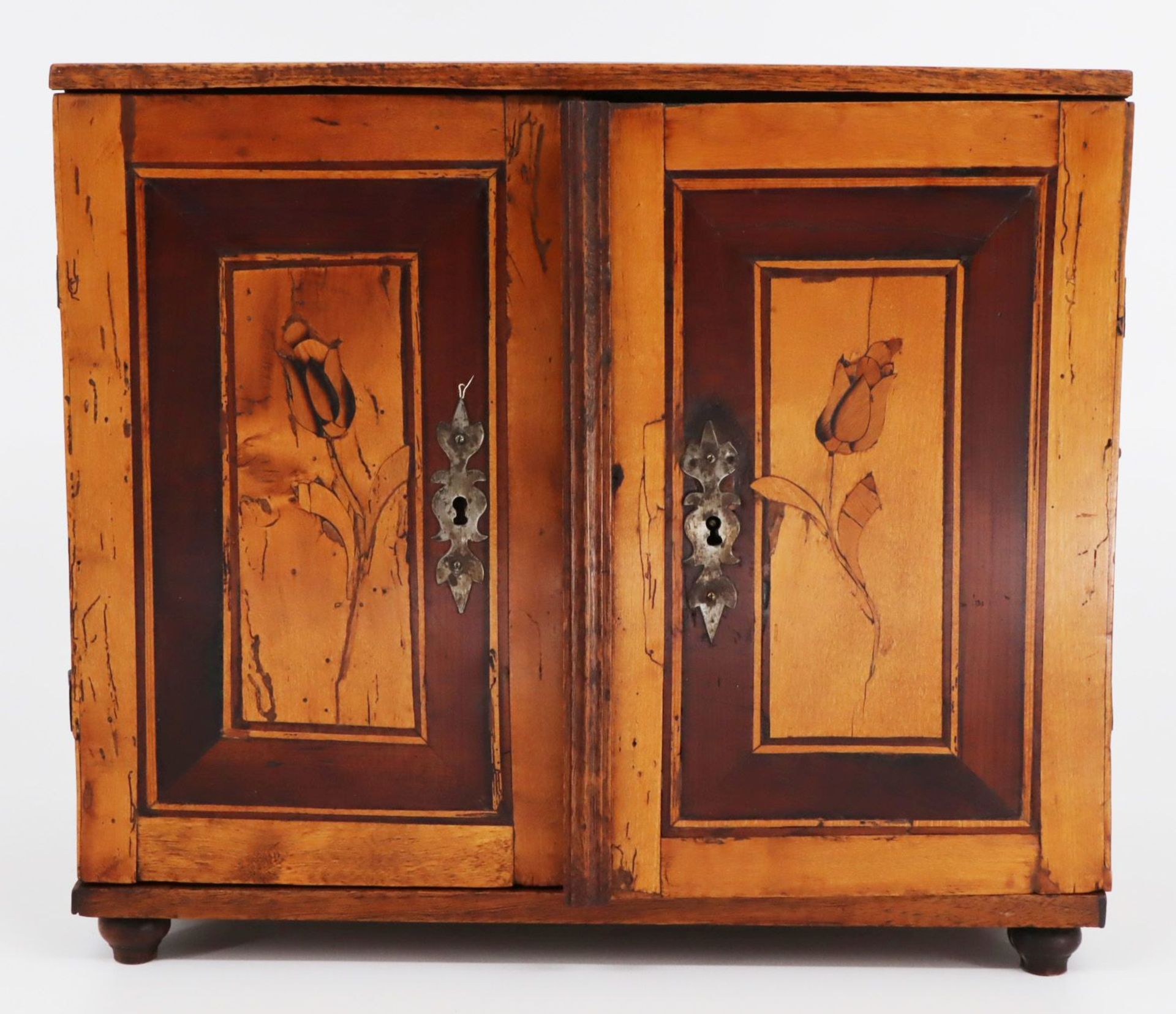 Kabinettschränkchen, 18./19. Jh., Holz mit feinen floralen Intarsien. Kubischer, zweitüriger - Image 2 of 8