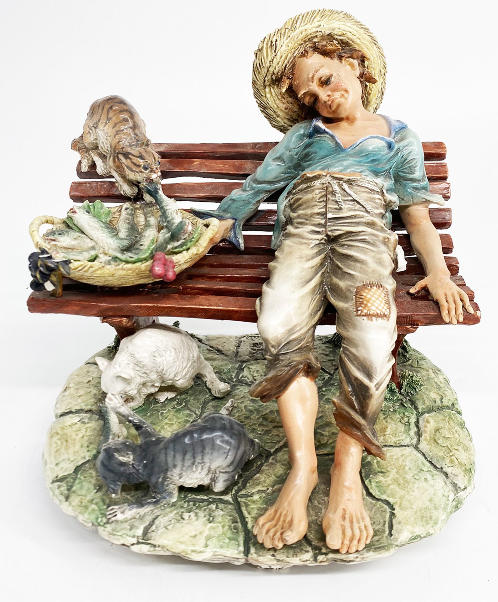 Italienische Keramik, Schlafender Fischerjunge auf der Bank, die Katzen machen sich über seinen Fang