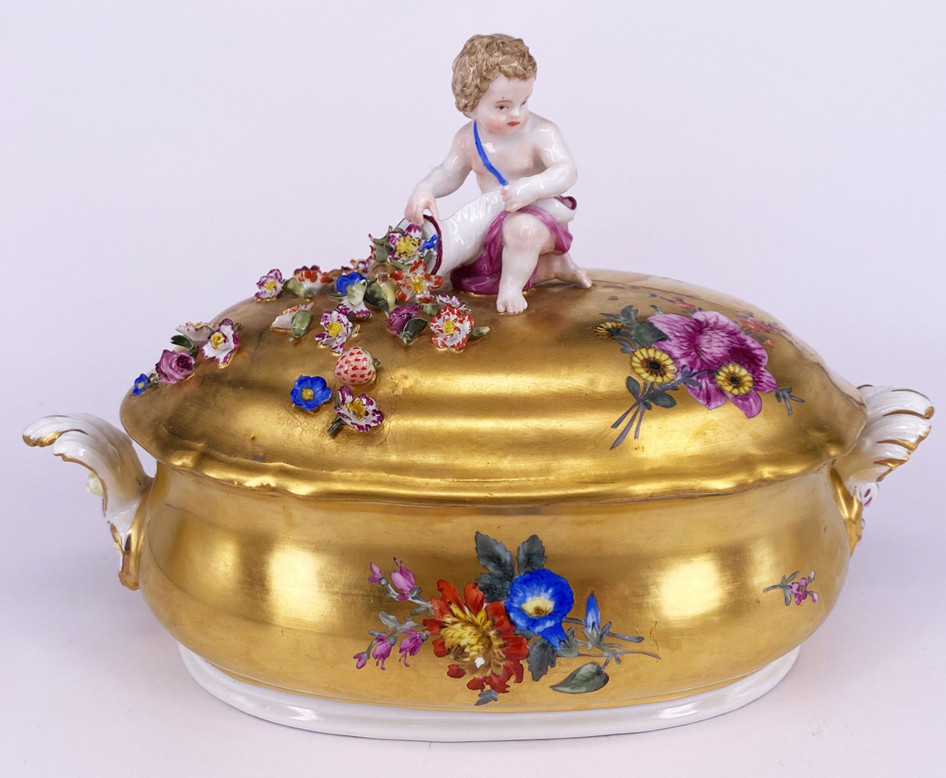 Meissen, Goldfond-Deckelterrine: polychrome Blumenmalerei auf Goldgrund, seitliche Handhaben in