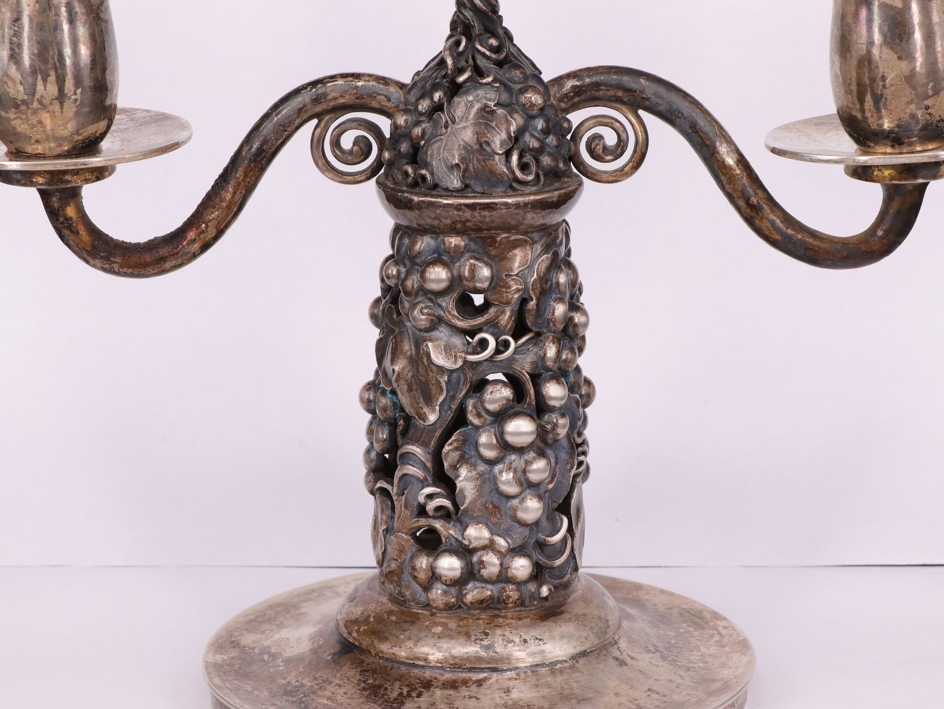 Evald Nielsen (1879 - 1959, Dänemark), Kerzenständer, zweiflammig, Silber, mit Trauben- und - Image 2 of 6