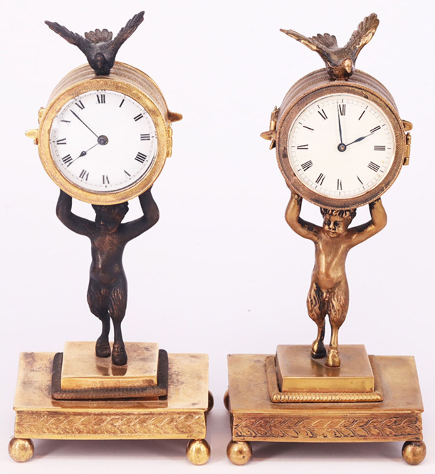 Paar Uhrenhalter, Messingbronze, 2. Hälfte 19. Jh., teils älter, klassizistische Sockel mit