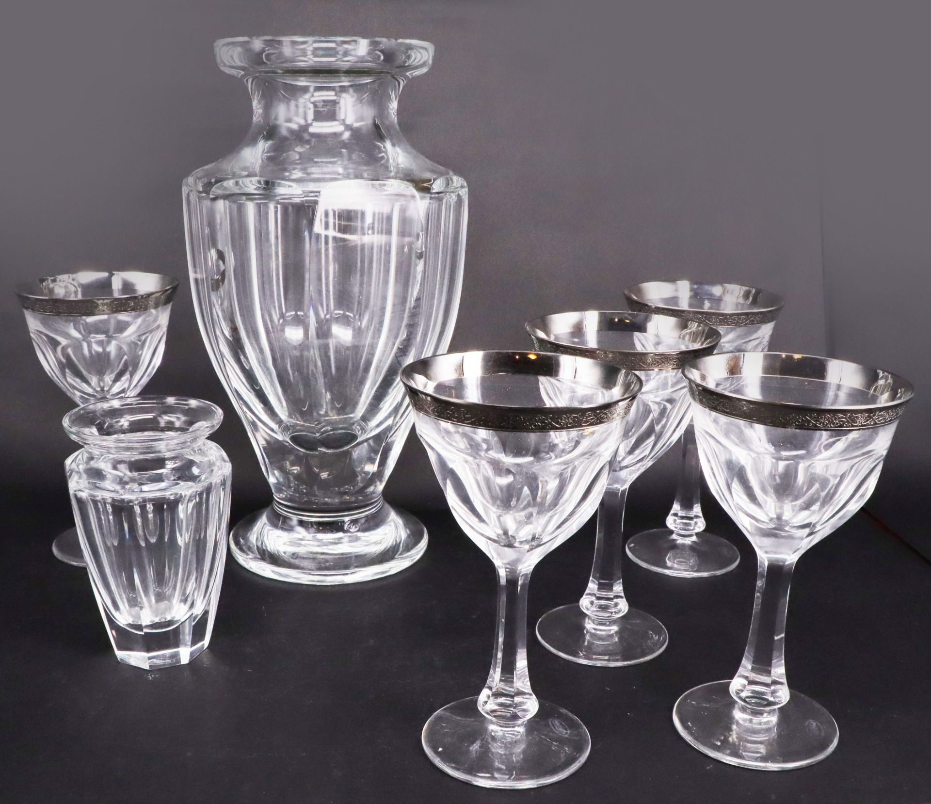 Glas-Konvolut, Moser, Karlsbad, Böhmen: große Vase aus dickwandigem, farblosem Glas,