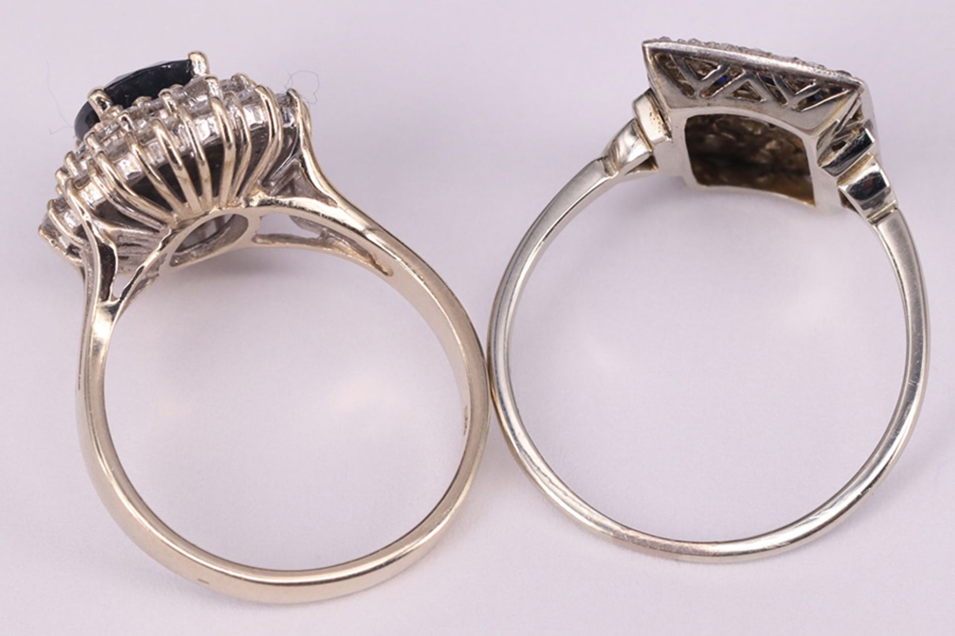 2 Ringe (Angaben s. Gutachten Stefan Netzer, München): Ring, 750er WG, 4,86 g, mit 6 Saphiren und 27 - Bild 3 aus 5