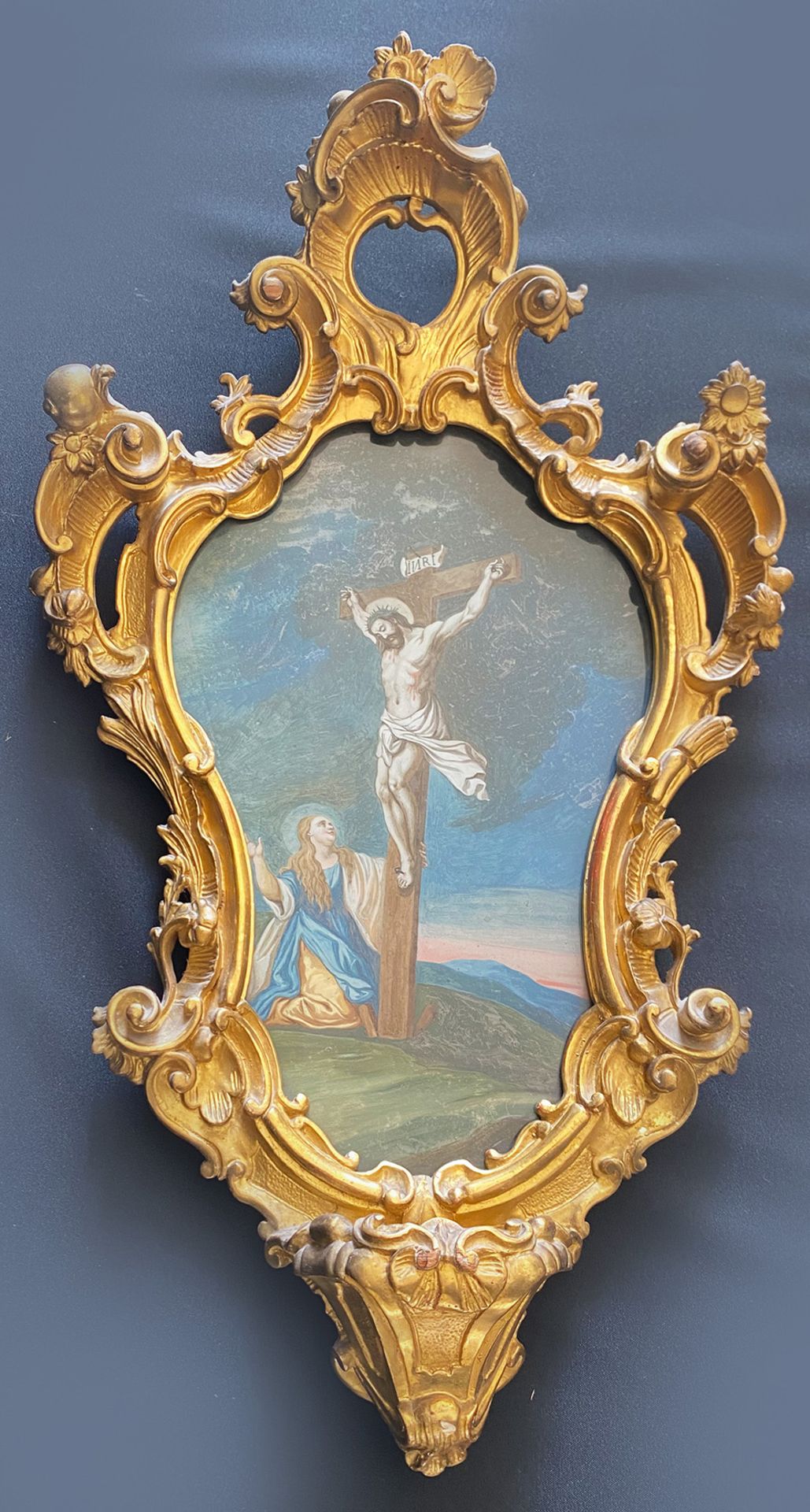 Hinterglasbild in prächtigem ornamentalen Barock-Rahmen, Augsburg, 18. Jh., Christus am Kreuz mit