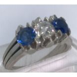 Ring mit Saphiren und Diamant, 585er WG, die beiden Saphire in einem schönen Mittelblau, der Diamant