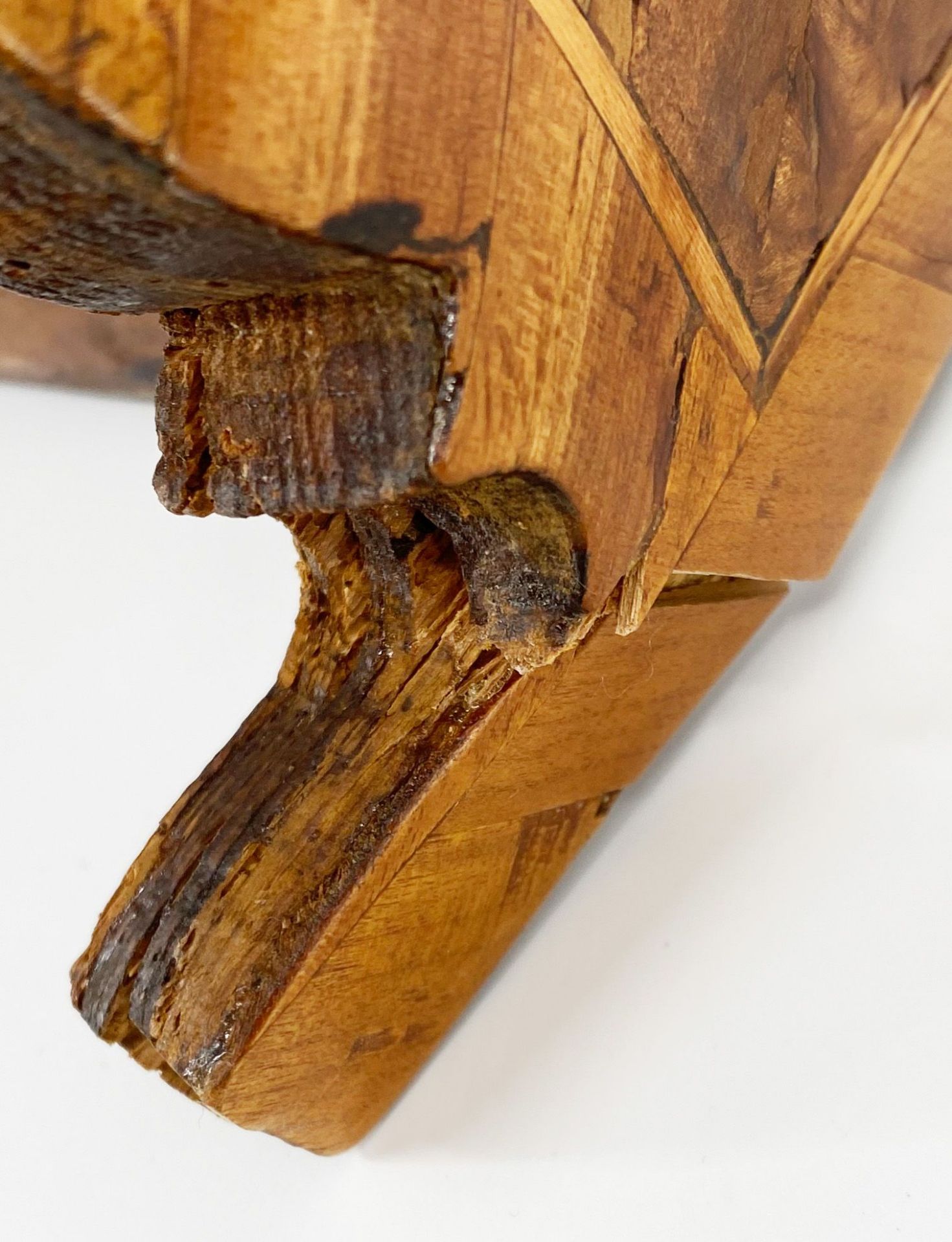 Barock - Modellkommode, 18. Jh., Holzkorpus, mit konkav geschwungener dreischübiger Front, graue, - Image 2 of 6