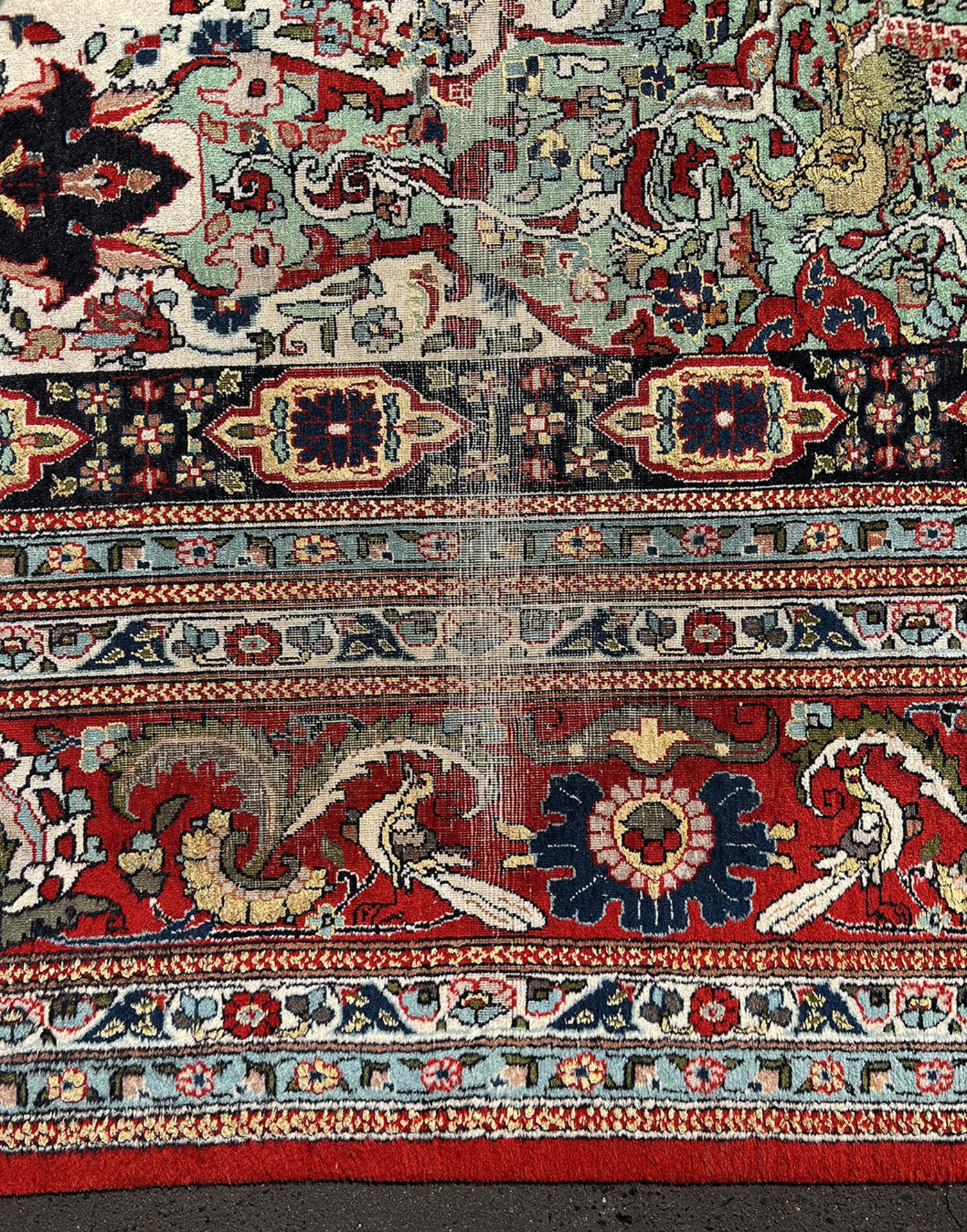 Orientteppich, Indoghom, ca. 50 Jahre alt, Alters- und Gebrauchsspuren, 360 x 275 cm. Oriental - Image 2 of 6