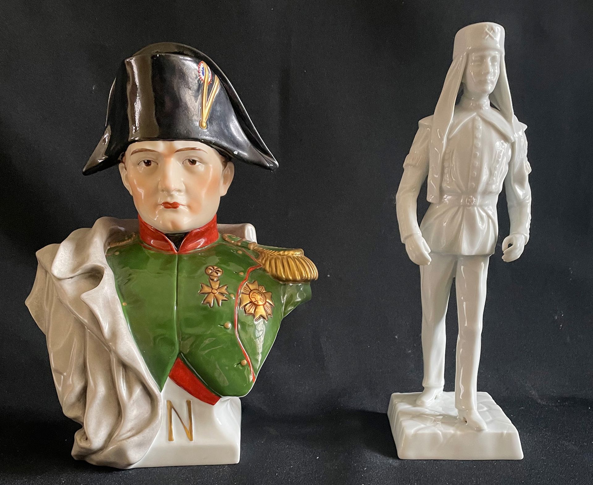 Porzellan Konvolut: 1 x Büste Napoleon Bonaparte, Scheibe-Alsbach. Porzellanfigur als Büste