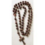 Rosenkranz / Rosary. 19. Jh., Holz, mit geschnitzten Kugeln und Kreuz, L. 238 cm