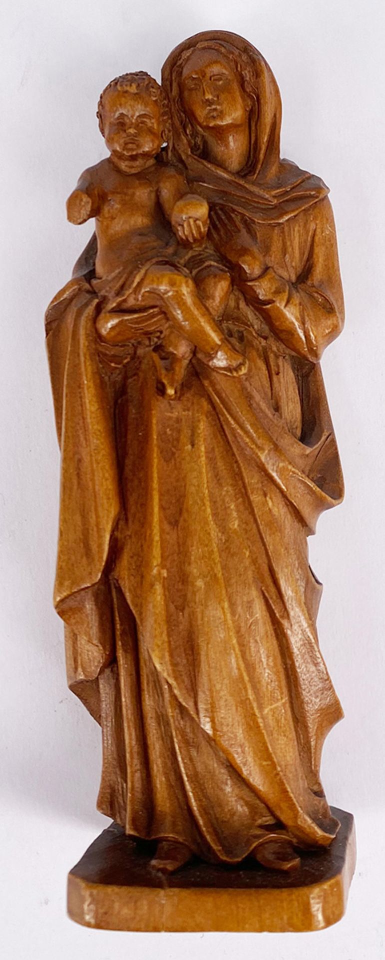 Madonnenfigur in geschnitztem Holzschrein: Maria mit dem Jesuskind auf dem Arm, Holz, H. 13 cm, am - Image 4 of 5