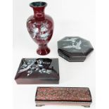 4 Teile asiatische Lackobjekte: Große, rotgrundige Vase mit Perlmutt-Einlegearbeiten, Pfau und