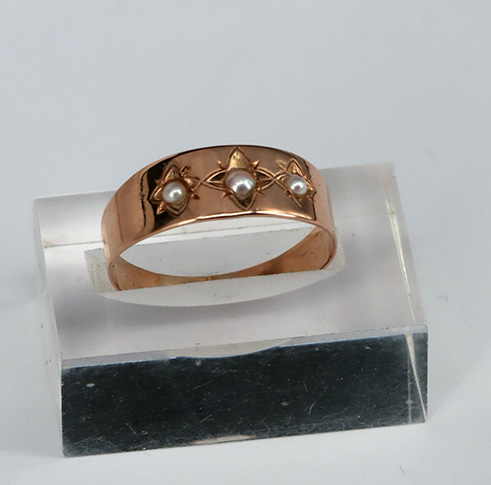 Konvolut Schmuck, zwei Anhänger, ein Ring: Perl-Diamant-Anhänger an Kette, 375er GG, Ende 19. Jh., - Image 4 of 5