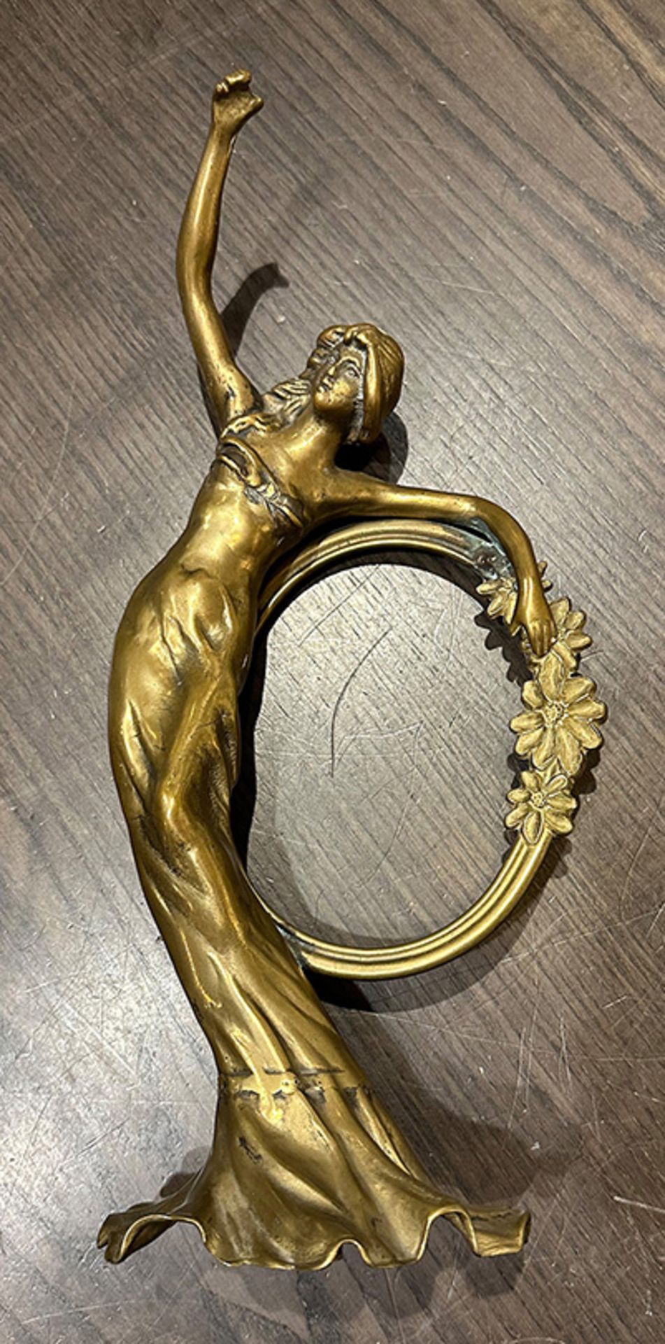 Jugendstilbronze, Schönheit mit ovalem Fotorahmen im Arm, starke Altersspuren H 36 cm. Art Nouveau