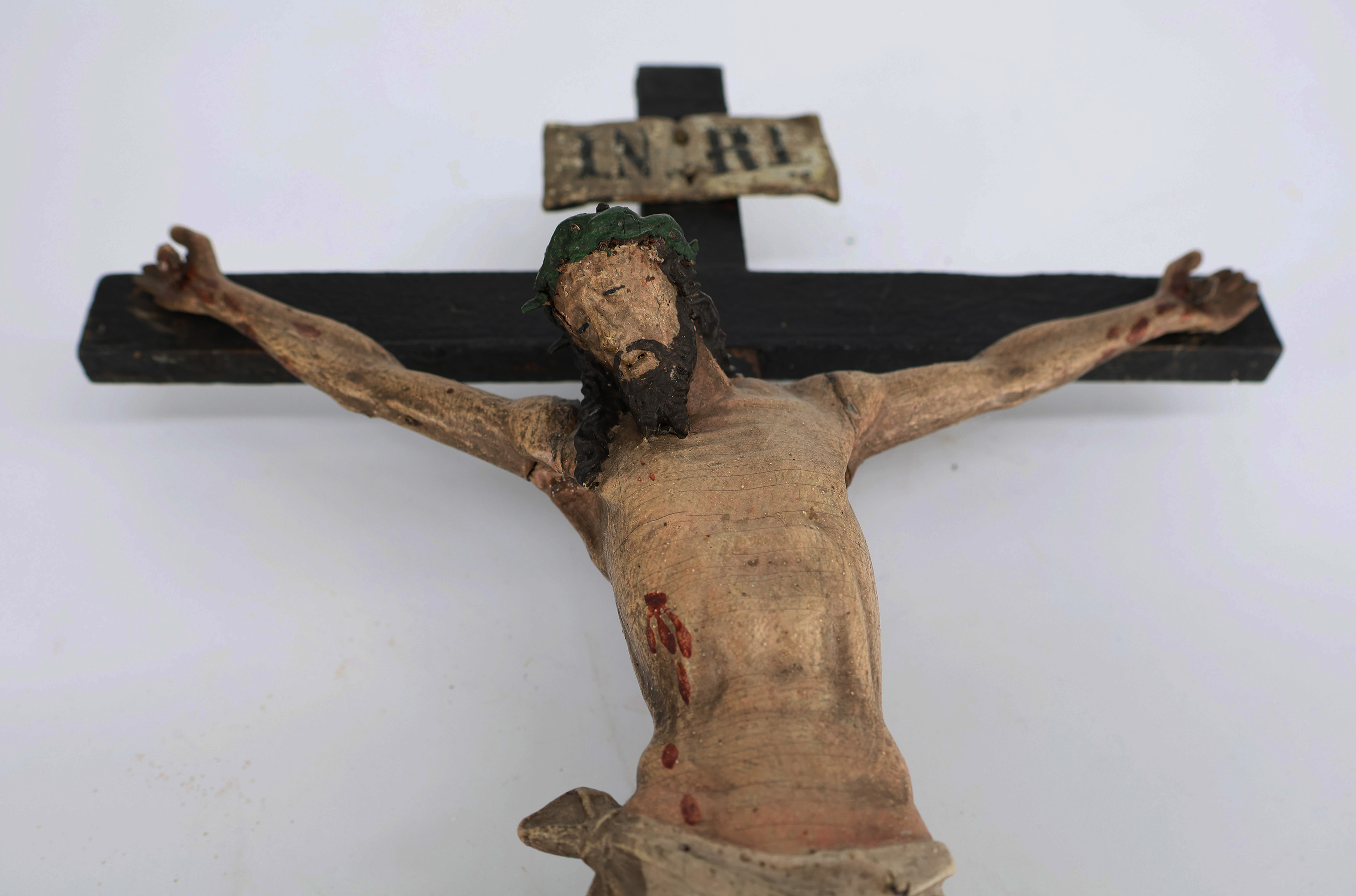 Kreuzigungsgruppe, 18./19. Jh., Maria mit Johannes dem Evangelisten unter dem Kreuz mit Jesus, Holz, - Image 3 of 11