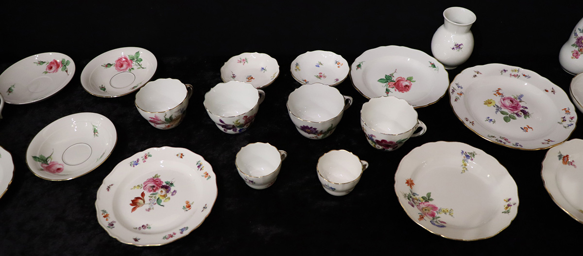 Meissen Konvolut, Prunkteller, Rote Rose und Bunte Blume, Kaffeekanne, Vasen, Tassen, Untertassen, - Image 3 of 8