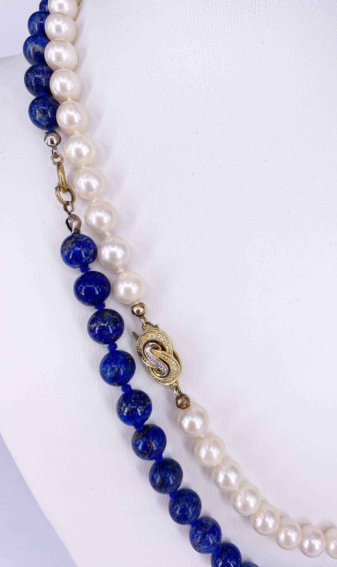 2 Ketten: Perlenkette mit 585er GG Schloss, L 47 cm; und Lapislazulikette, L 51 cm2 necklaces: pearl - Image 2 of 2