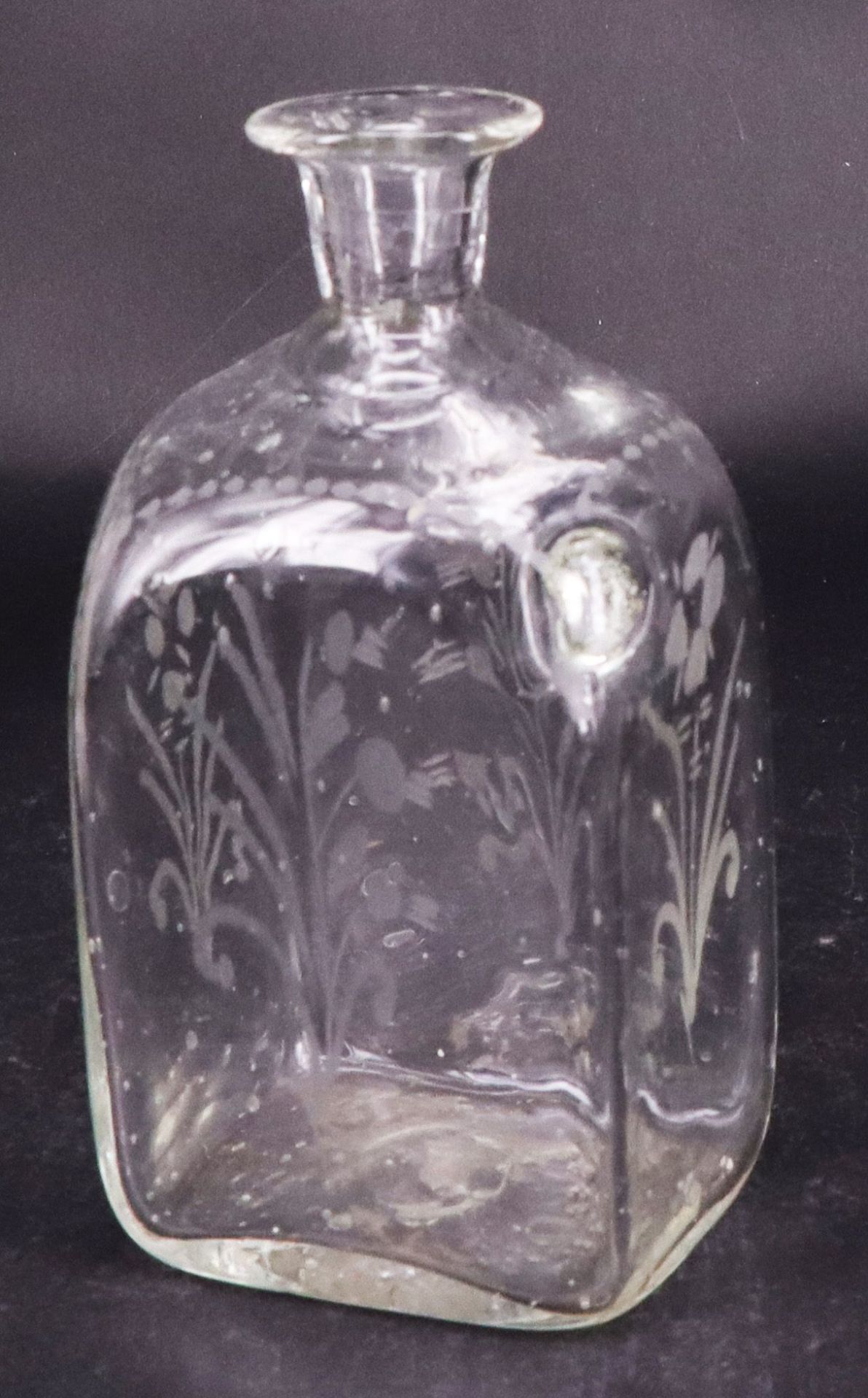 Konvolut Glas, 18./19. Jh.: Jagdflasche (Taschenflasche oder Plattflasche) mit Ätzverzierungen, - Bild 5 aus 8