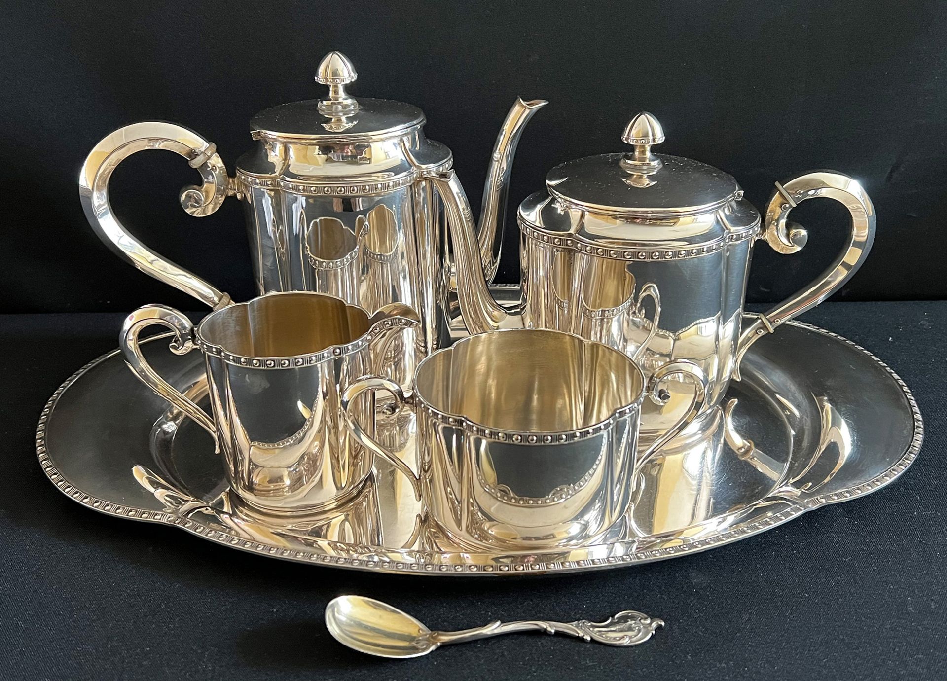 Kaffee- und Teeset, 800er Silber, ca. 1920. Kaffeekanne, Teeekanne, Milchkännchen, Zuckerdose und - Bild 4 aus 5