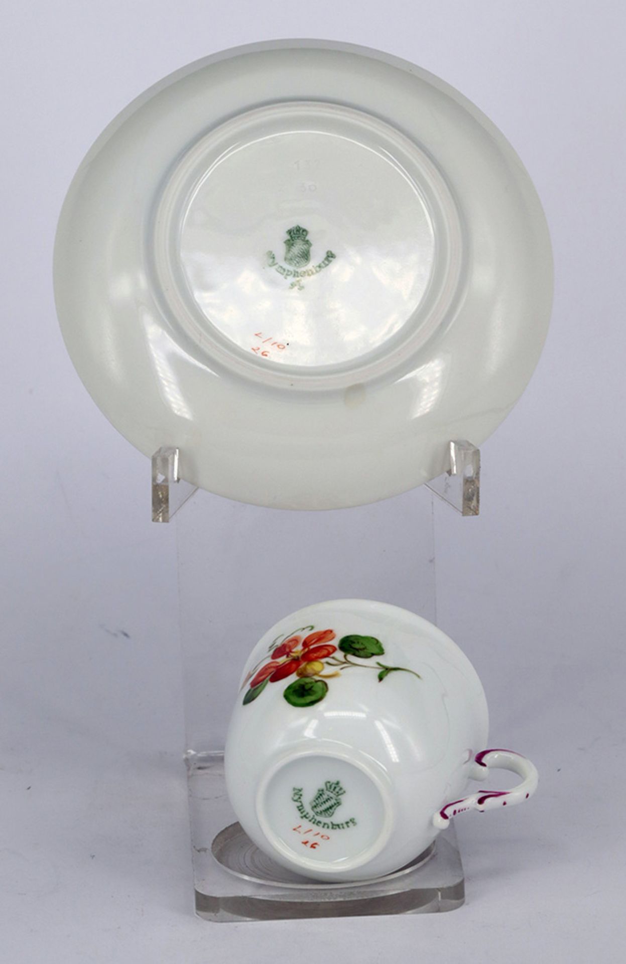 Konvolut von 3 Mokkatassen mit Untertassen, 2 x Nymphenburg, 1 x Meissen, Blumendekor - Image 4 of 7