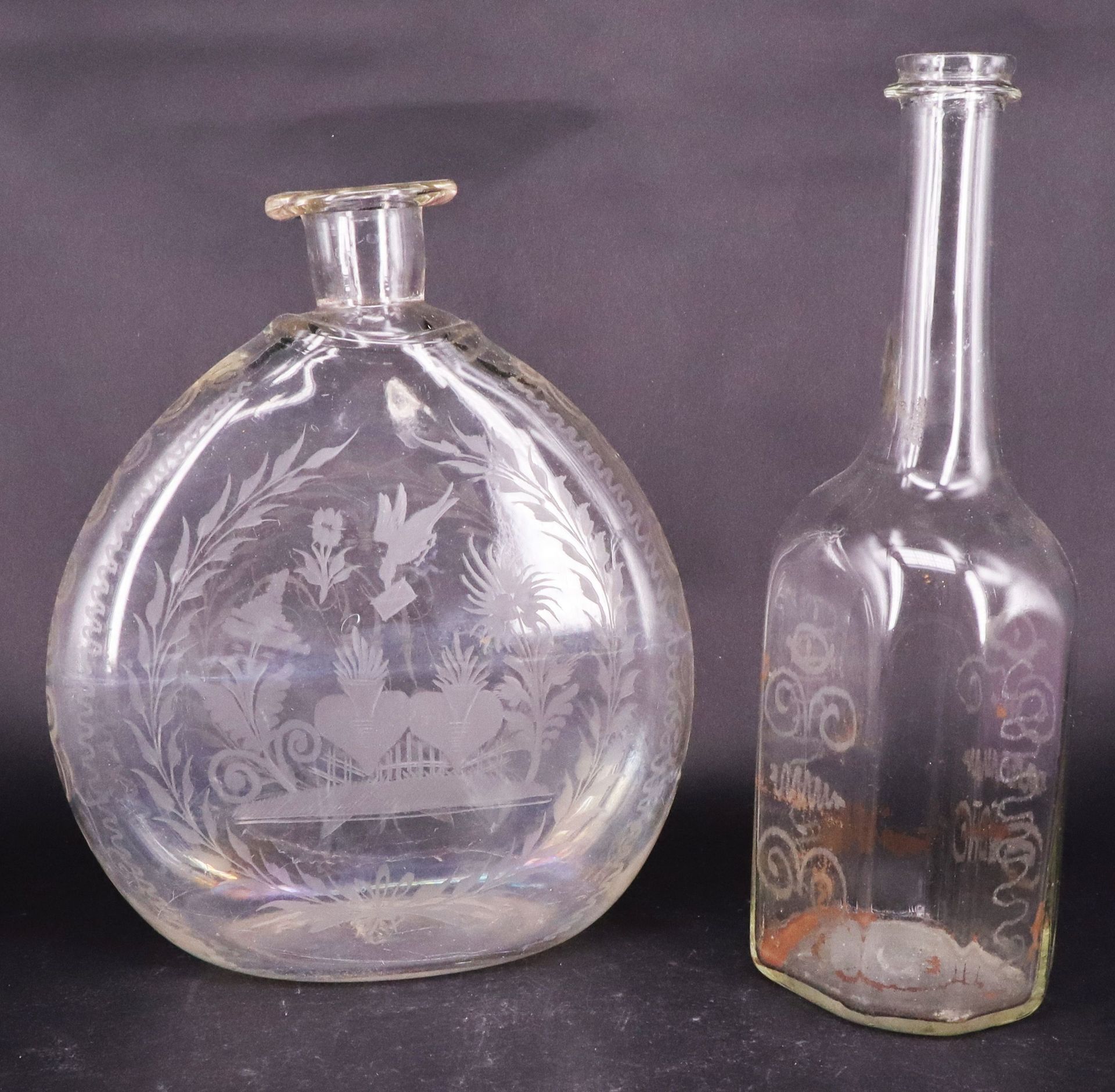 Konvolut Glas, 18./19. Jh.: Jagdflasche (Taschenflasche oder Plattflasche) mit Ätzverzierungen, - Image 2 of 8