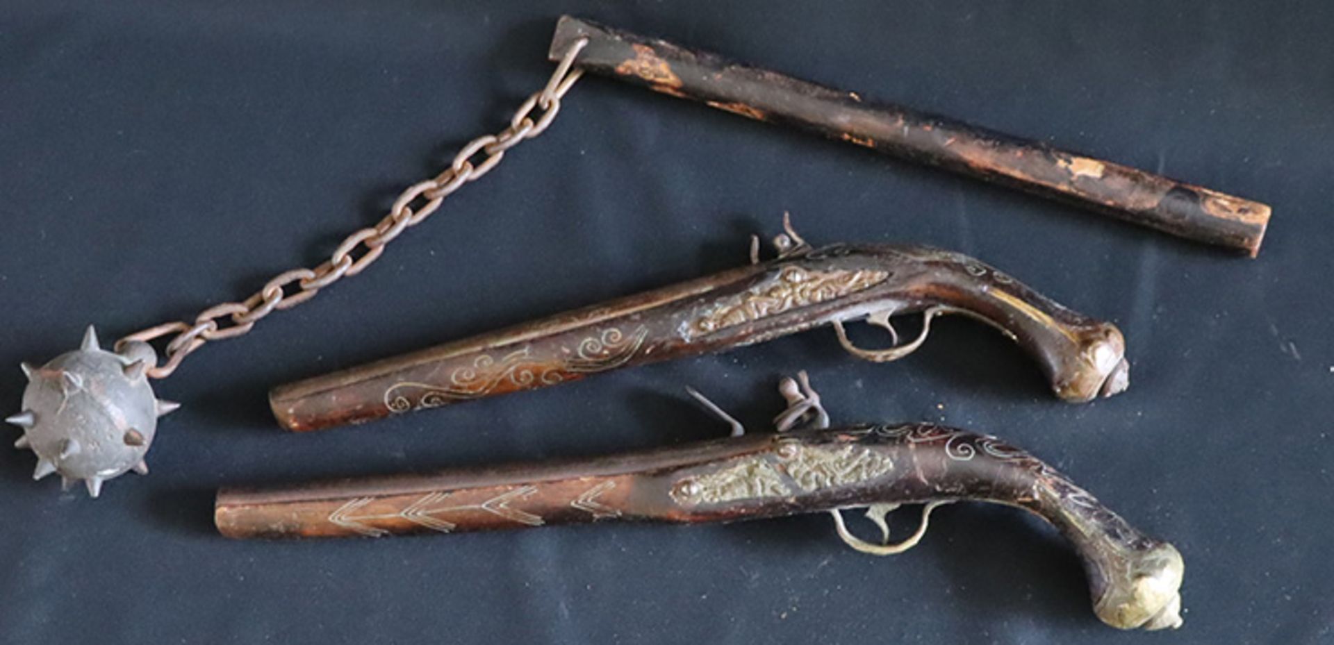 Konvolut, Deko-Waffen: 2 x Steinschlosspistole, 1 x Morgenstern, - Bild 2 aus 2