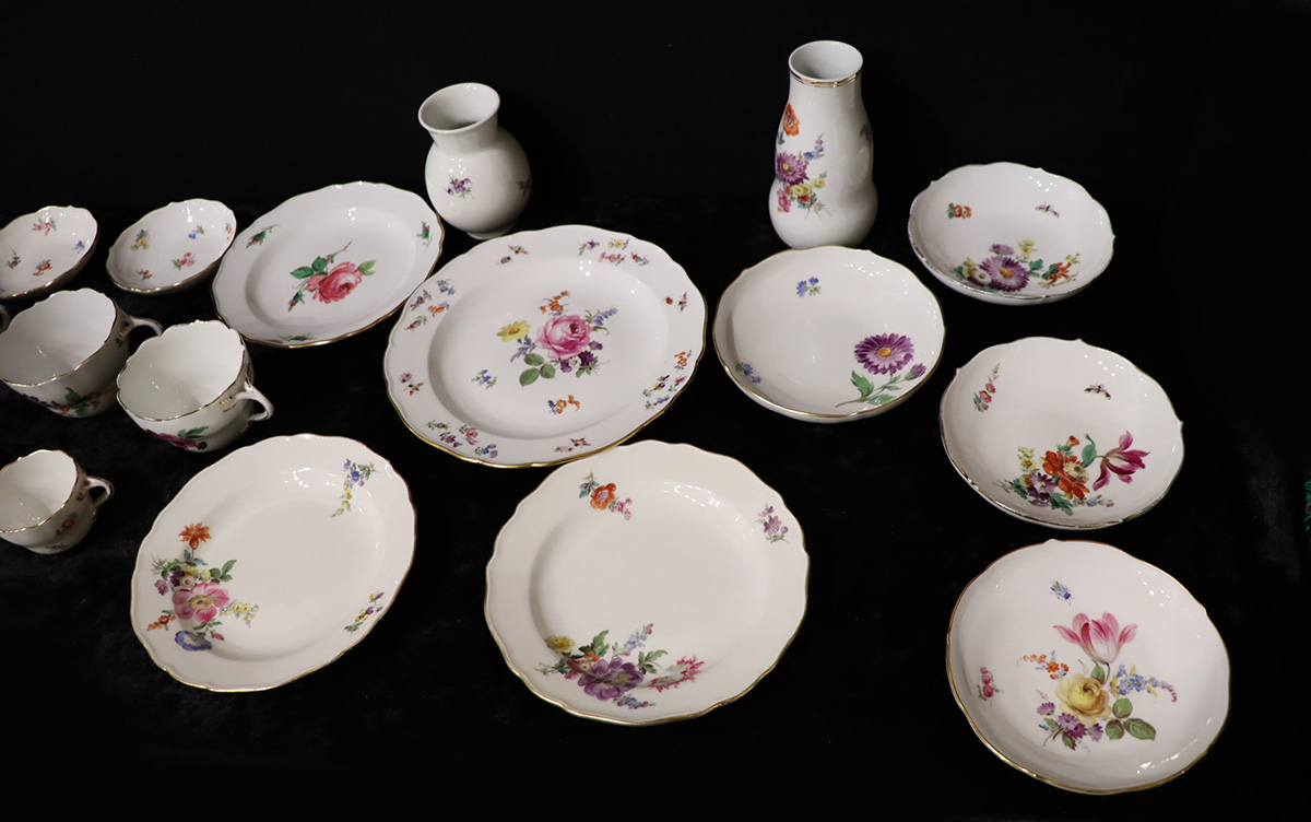 Meissen Konvolut, Prunkteller, Rote Rose und Bunte Blume, Kaffeekanne, Vasen, Tassen, Untertassen, - Image 5 of 8