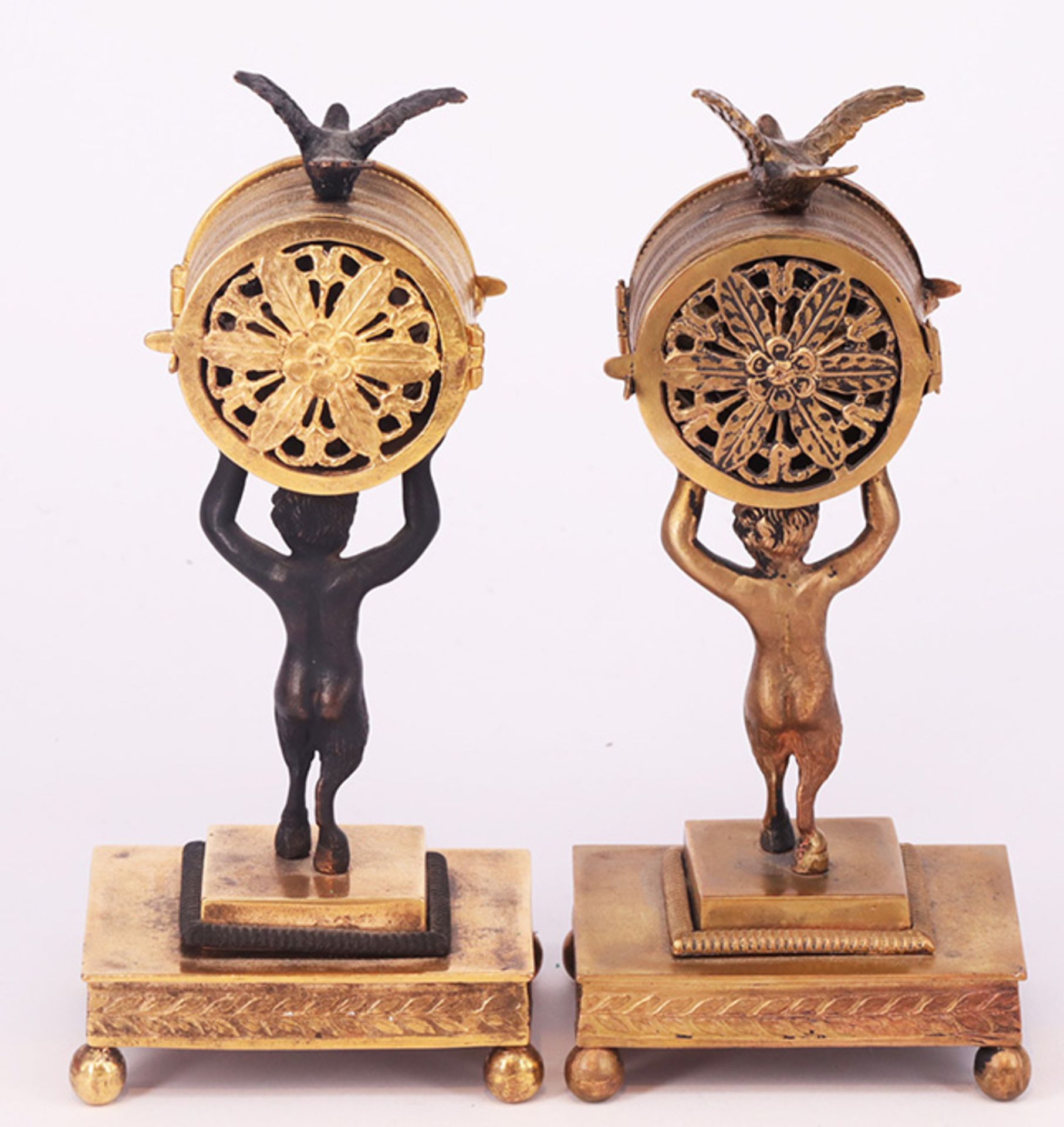 Paar Uhrenhalter, Messingbronze, 2. Hälfte 19. Jh., teils älter, klassizistische Sockel mit - Image 2 of 7