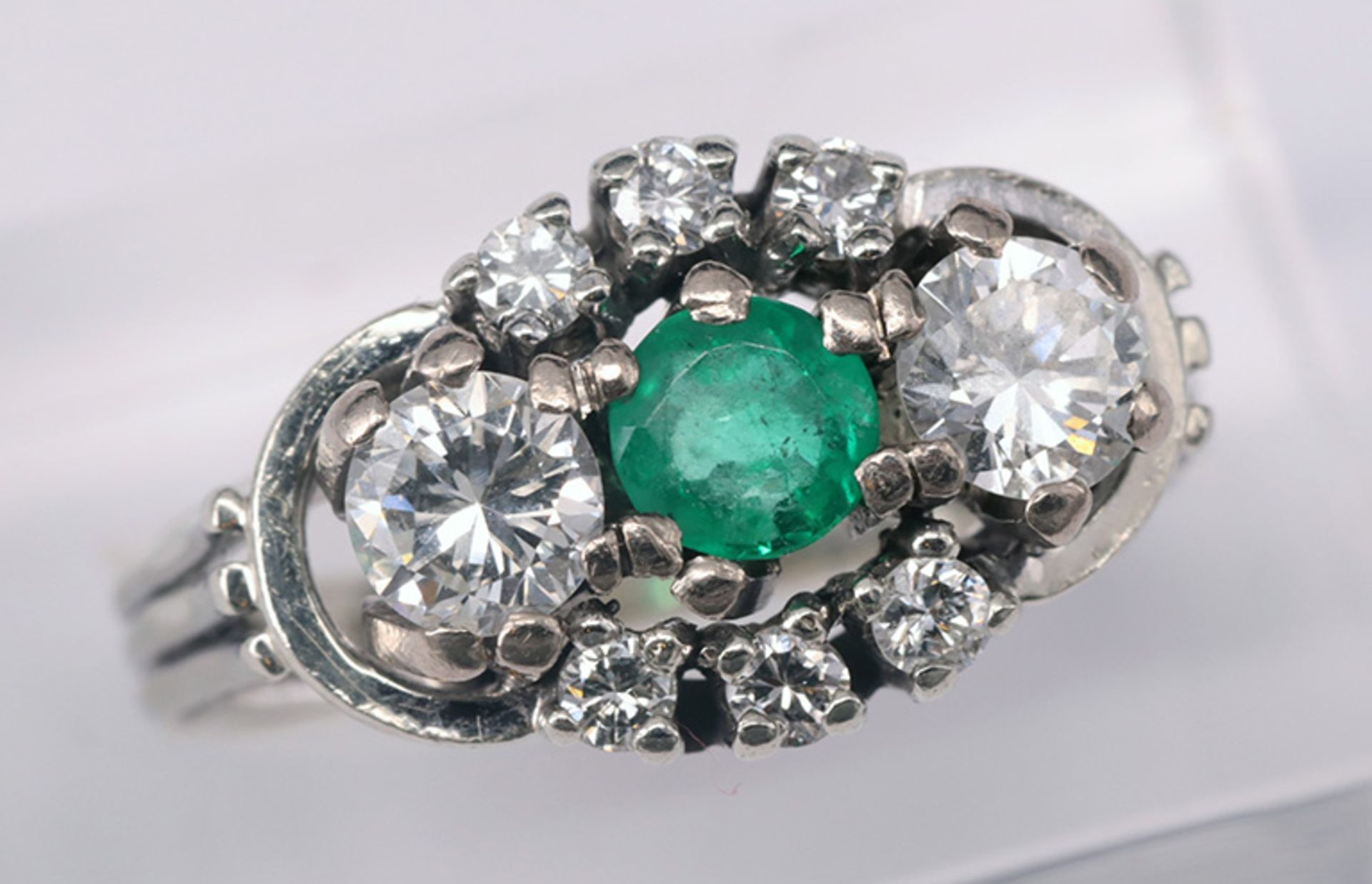 Ring, 750er WG, 6,41 g. Mit Smaragd, D ca. 5 mm, min.best. Zwei große Diamanten, à ca. 4 mm