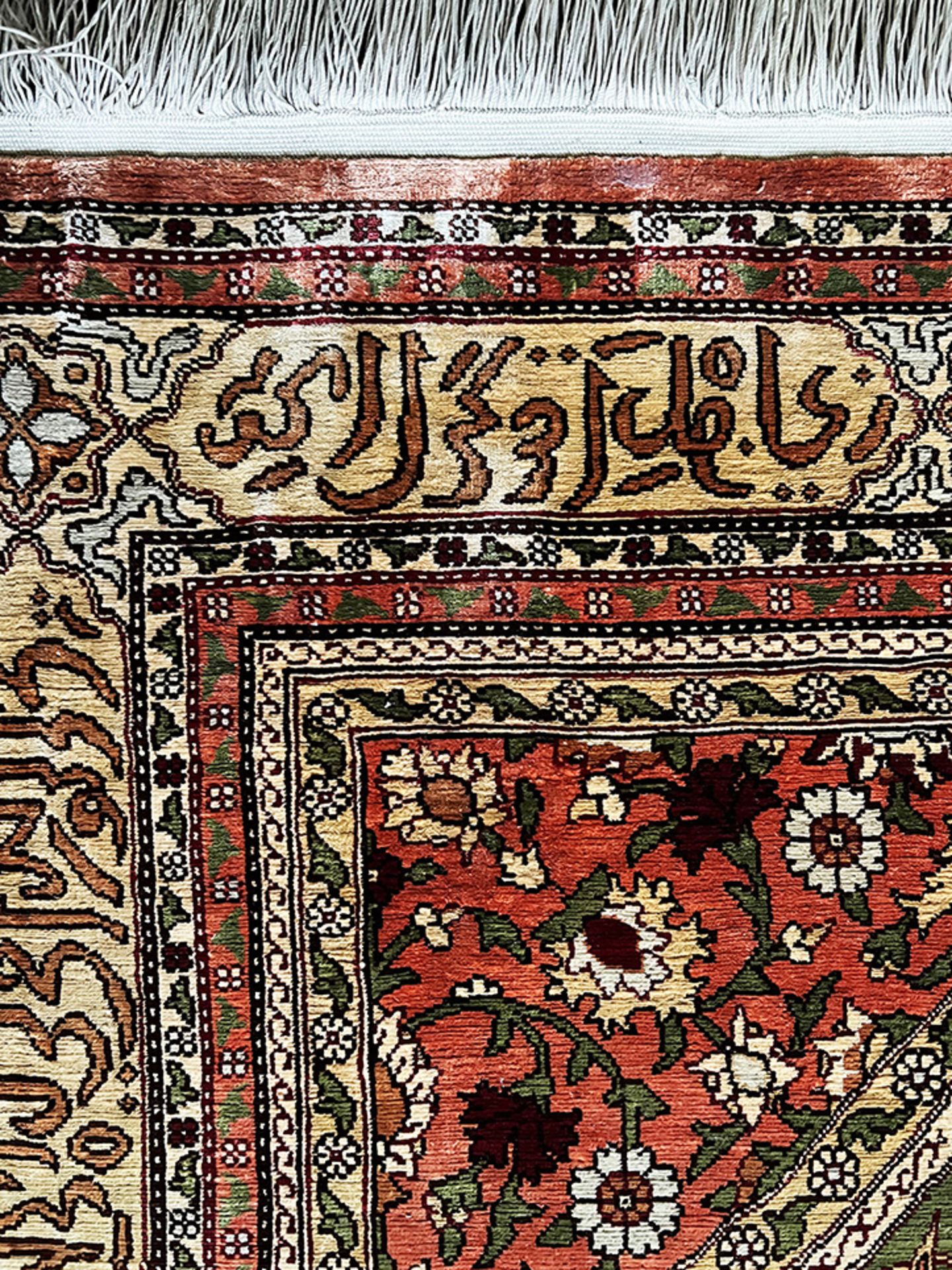 Teppich bzw. Wandteppich, Orient, Seide, mit arabischen Schriftzügen beschriftet, kaum Altersspuren, - Image 3 of 5