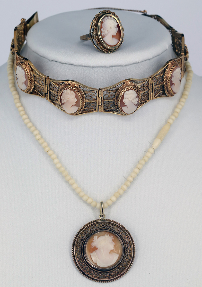 Set mit Kameen, um 1900: Armband, Silber, vergoldet, mit vier Muschelgemmen mit Damenportraits, L