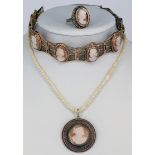 Set mit Kameen, um 1900: Armband, Silber, vergoldet, mit vier Muschelgemmen mit Damenportraits, L