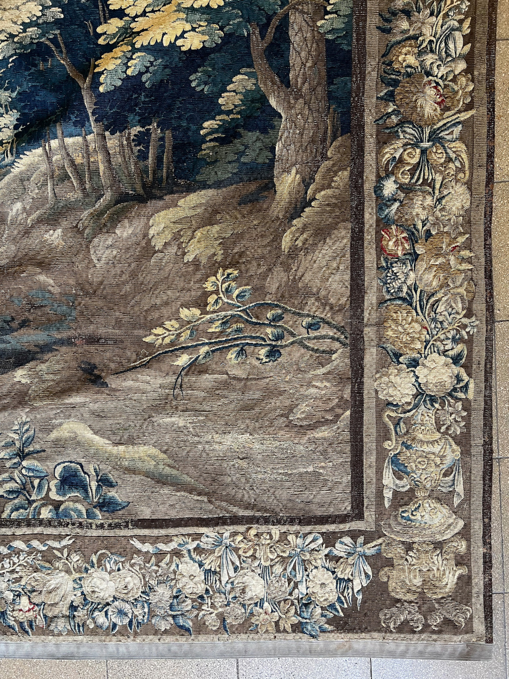 Große Tapisserie, 310 x 460 cm. Flandern, 18. Jahrhundert. Prächtiger, flämischer Wirkteppich in den - Image 3 of 18