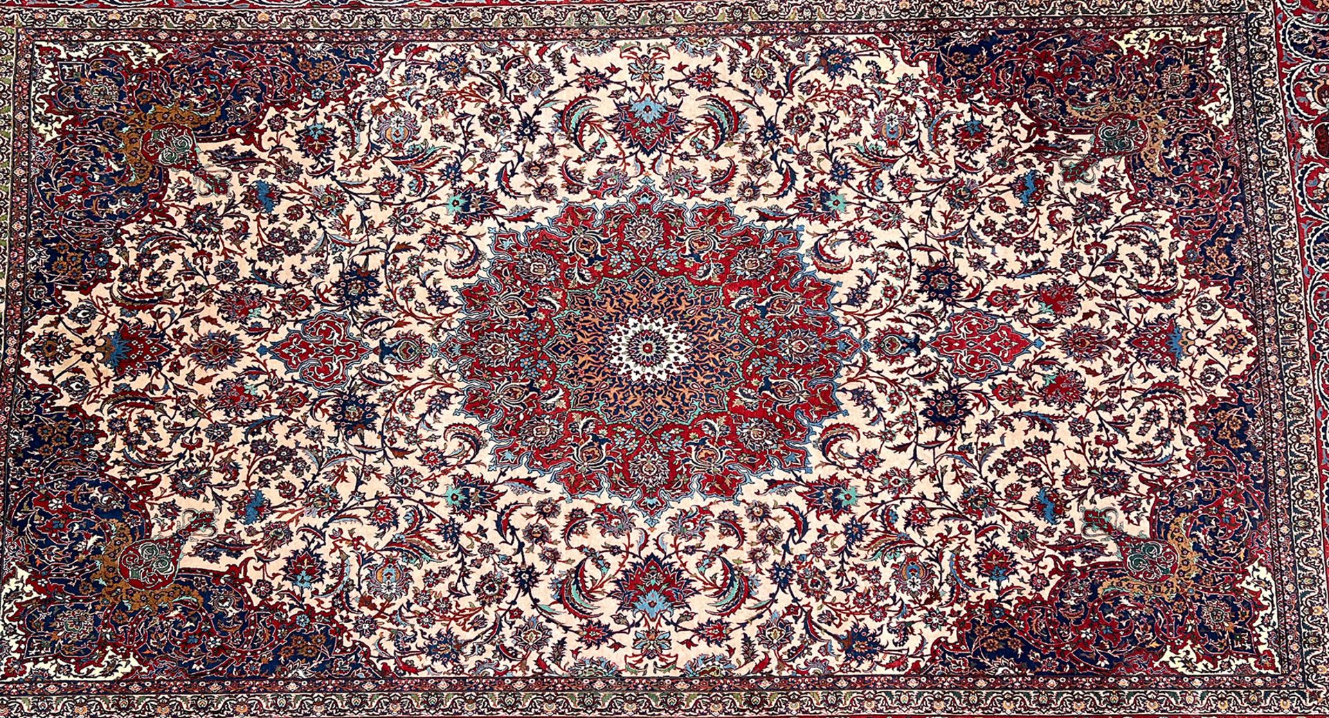 Orientteppich, Isfahan, Altersspuren, Fransen teils beschädigt, 308 x 422 cm - Image 4 of 19