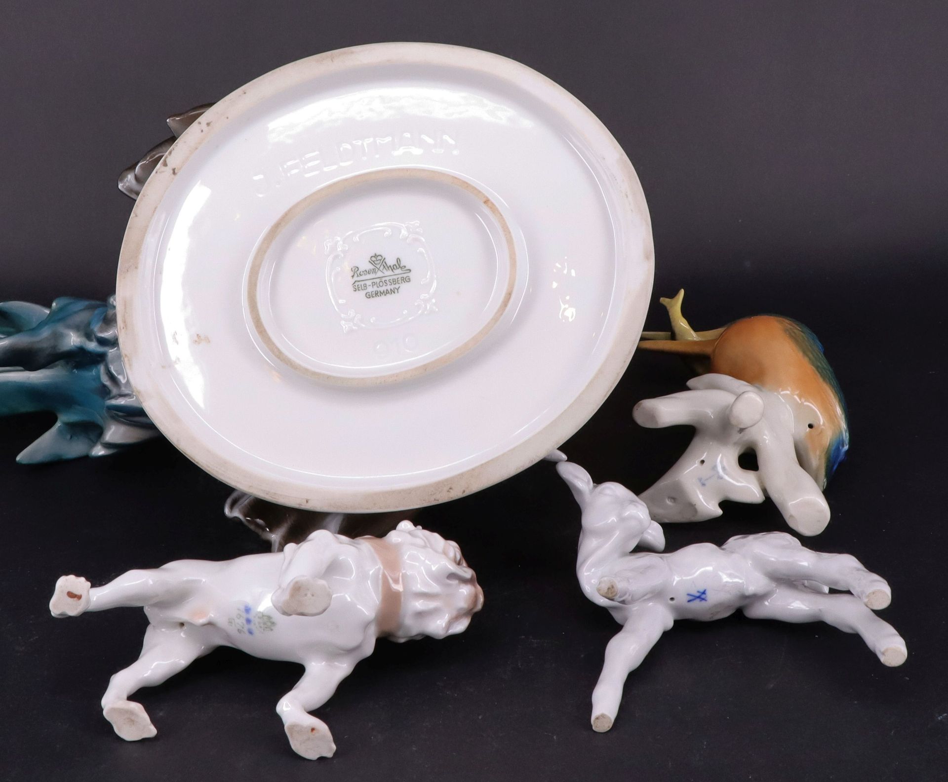 Vier Porzellan Tiere: Kälbchen, Schwertermarke Meissen, H. 8,5 cm; Eisvogel, Karl Ems, H. 12,5 cm; - Bild 2 aus 2