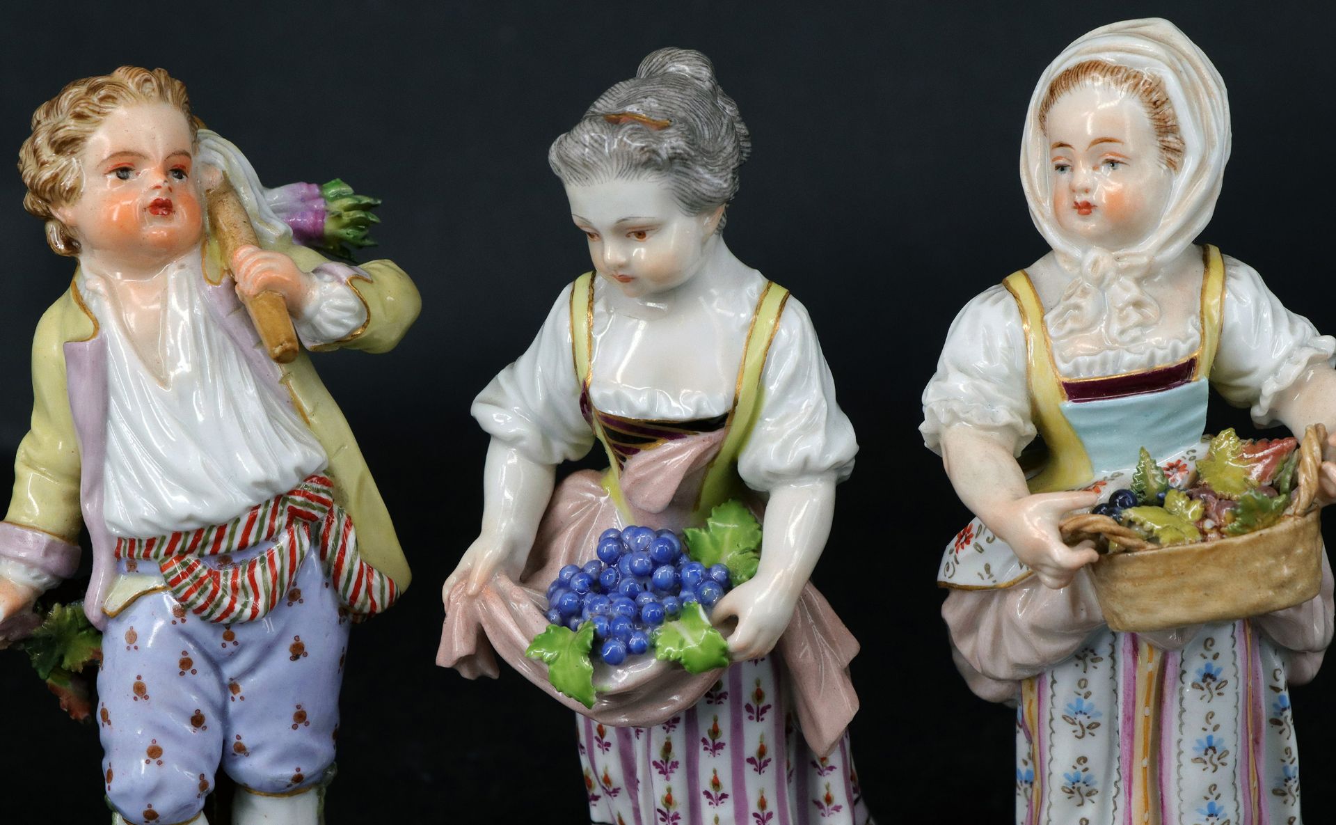 Meissen, Konvolut 5 Figuren, Porzellan, farbig staffiert. 2 Mädchen mit Trauben, G2 und G5, - Bild 10 aus 10