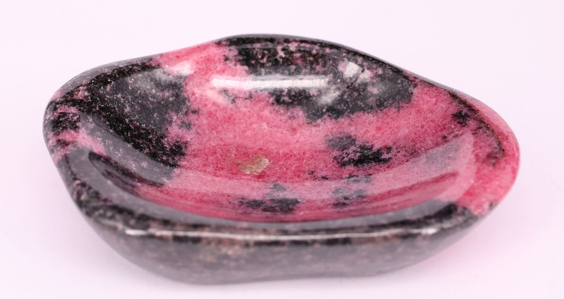 3 Steinschalen: Rhodonit in Schwarz und Pink, 11,5 x 8 cm (mit Kaufbeleg von Helmut Wolf, - Bild 4 aus 5
