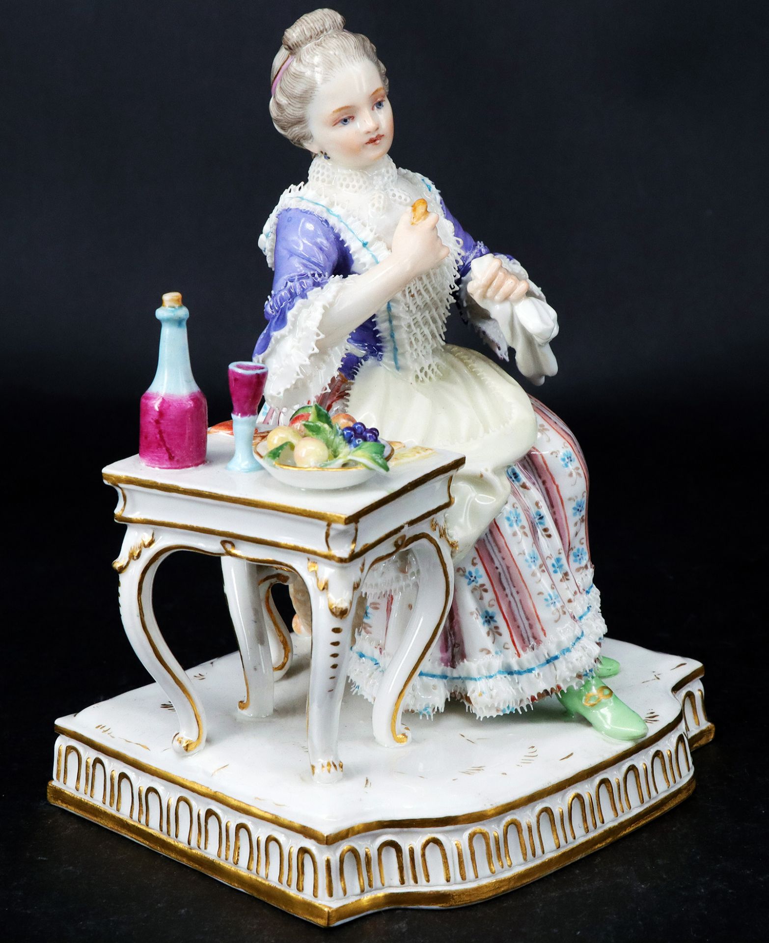 Meissen, Rokoko Dame am gedeckten Tisch mit Früchten, Backwaren und Wein sitzend, Allegorie " - Image 4 of 7