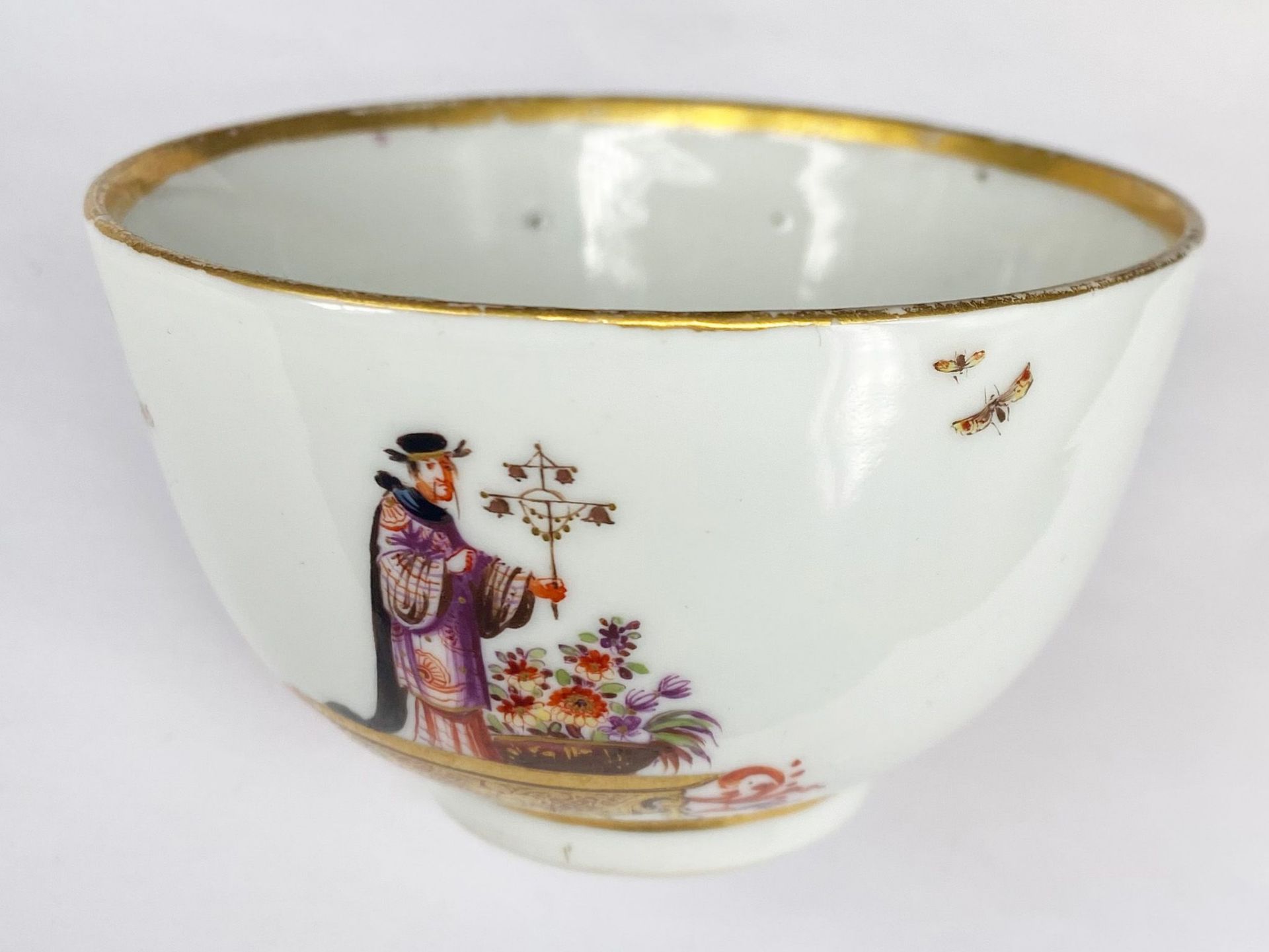 Meissen, zwei Koppchen, wohl um 1740: Hoeroldt-Chinoiserien, um die Wandung chinesische Figuren - Bild 4 aus 6