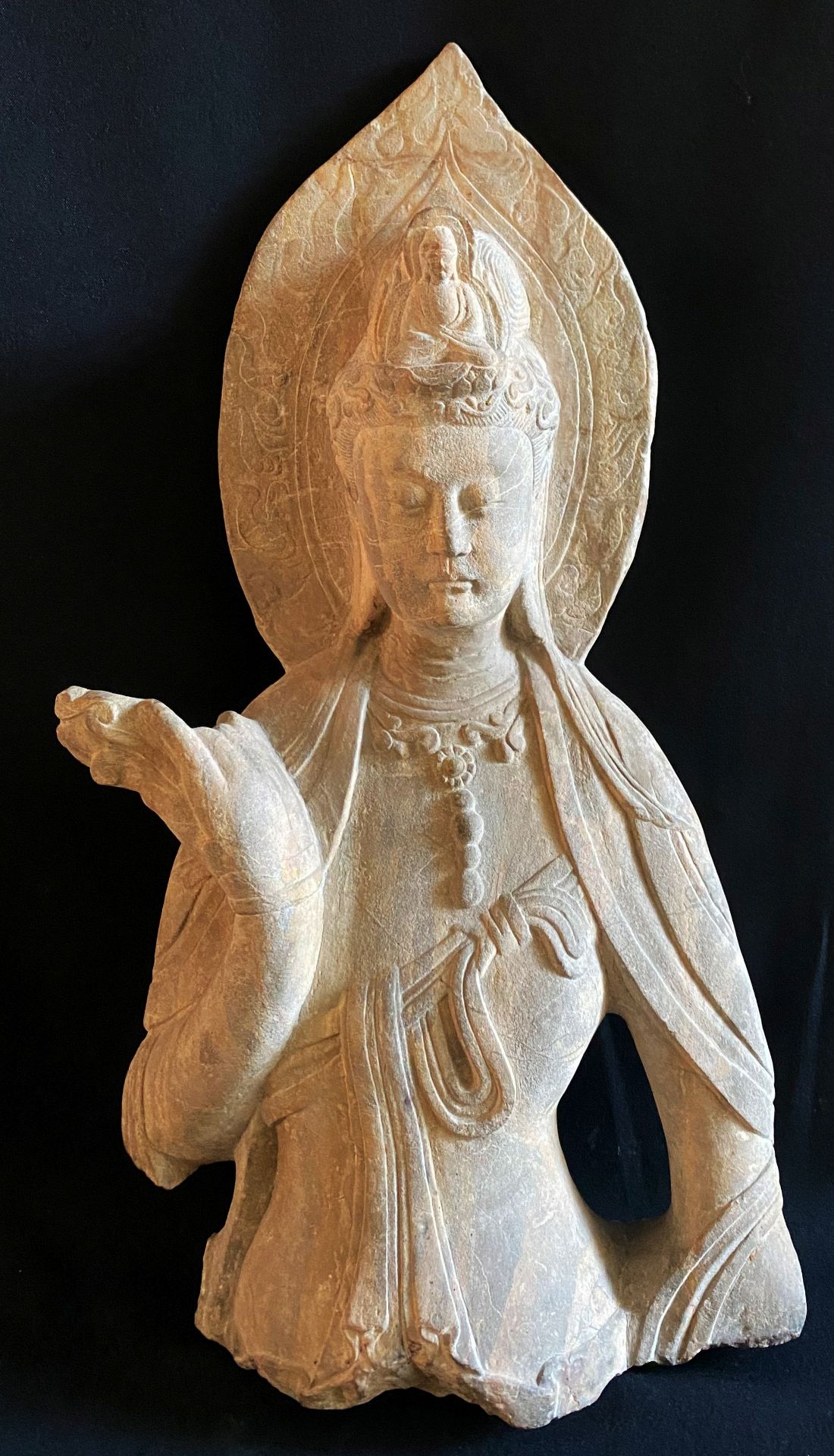 Asiatische Figur, Alter unbekannt, Stein, Altersspuren, H. 58 cm.