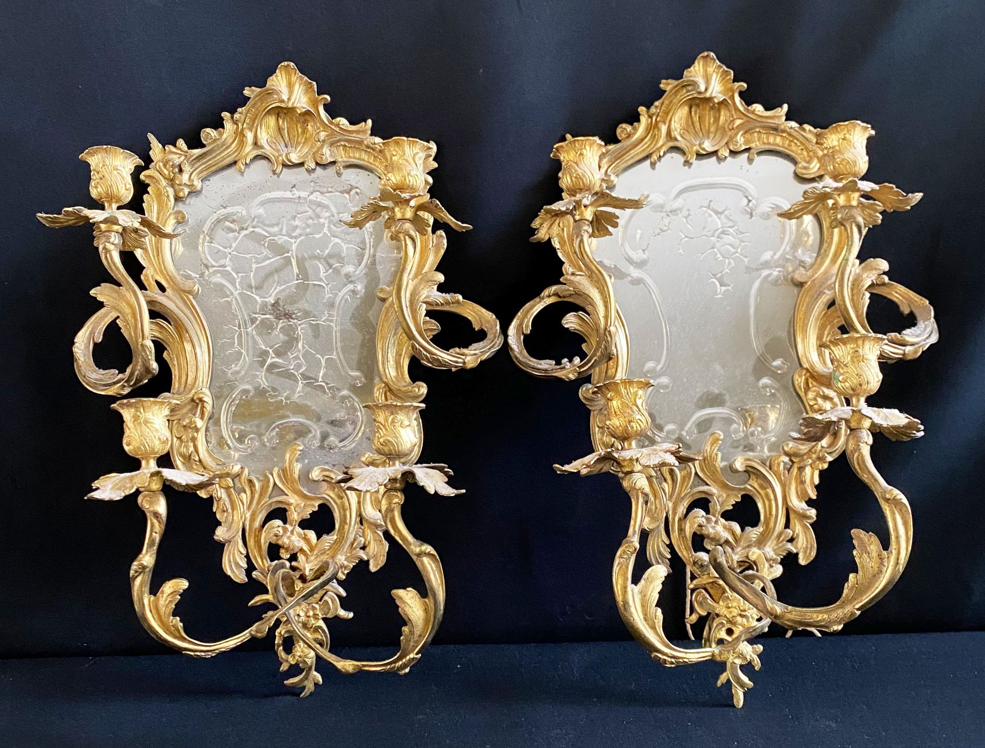 Paar Barock-Appliken, Wandblaker, mit Spiegel, Frankreich, 18. Jh.: Messingrahmen mit Ornamenten und