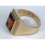 Ring, 585er GG, mit rechteckigem Topas, Fassung teils guillochiert, RG54, 7,95 g