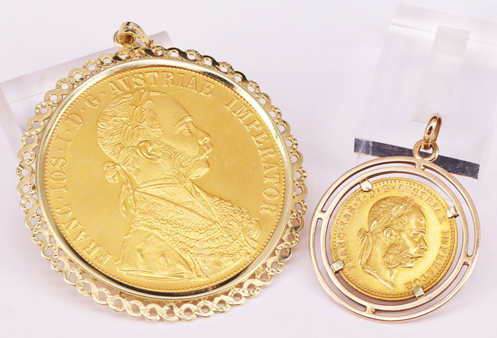2 Anhänger mit Münzen (Angaben s. Gutachten Stefan Netzer, München) beide Franz Joseph Kaiser von