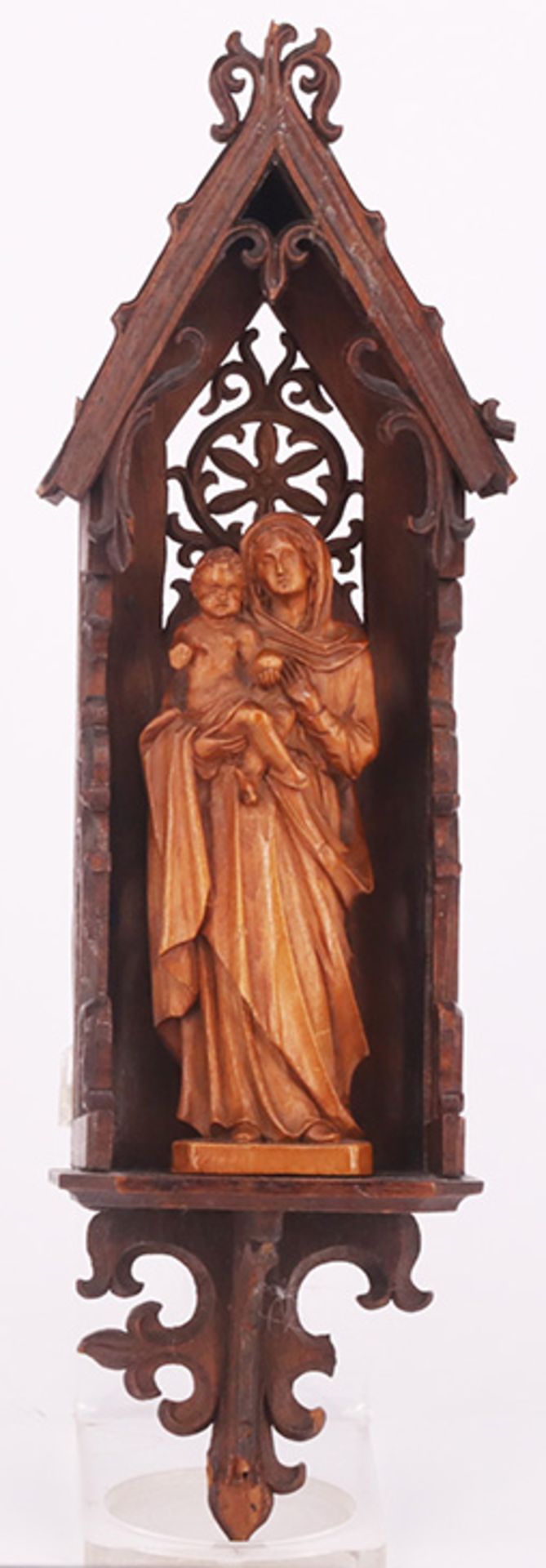 Madonnenfigur in geschnitztem Holzschrein: Maria mit dem Jesuskind auf dem Arm, Holz, H. 13 cm, am