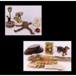 Konvolut, Spielzeug: 23 x Blechplatten (14,5 cm) für Polyphon, Symphonion; 1 x Ziehhund, beweglicher