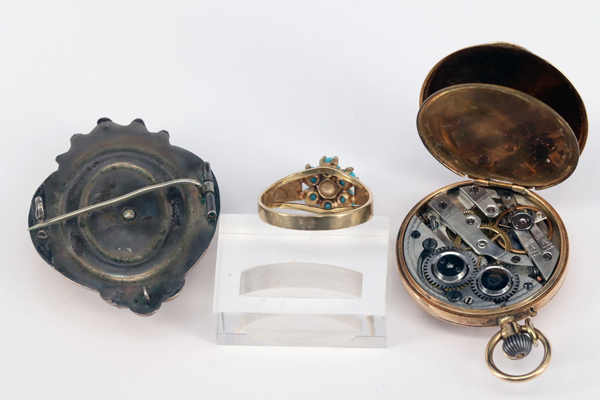 3 Schmuckstücke: Ring mit Perle und Türkisen, 333er GG, RG57, 2,7 g; Damentaschenuhr, 585er Roségold - Bild 2 aus 2