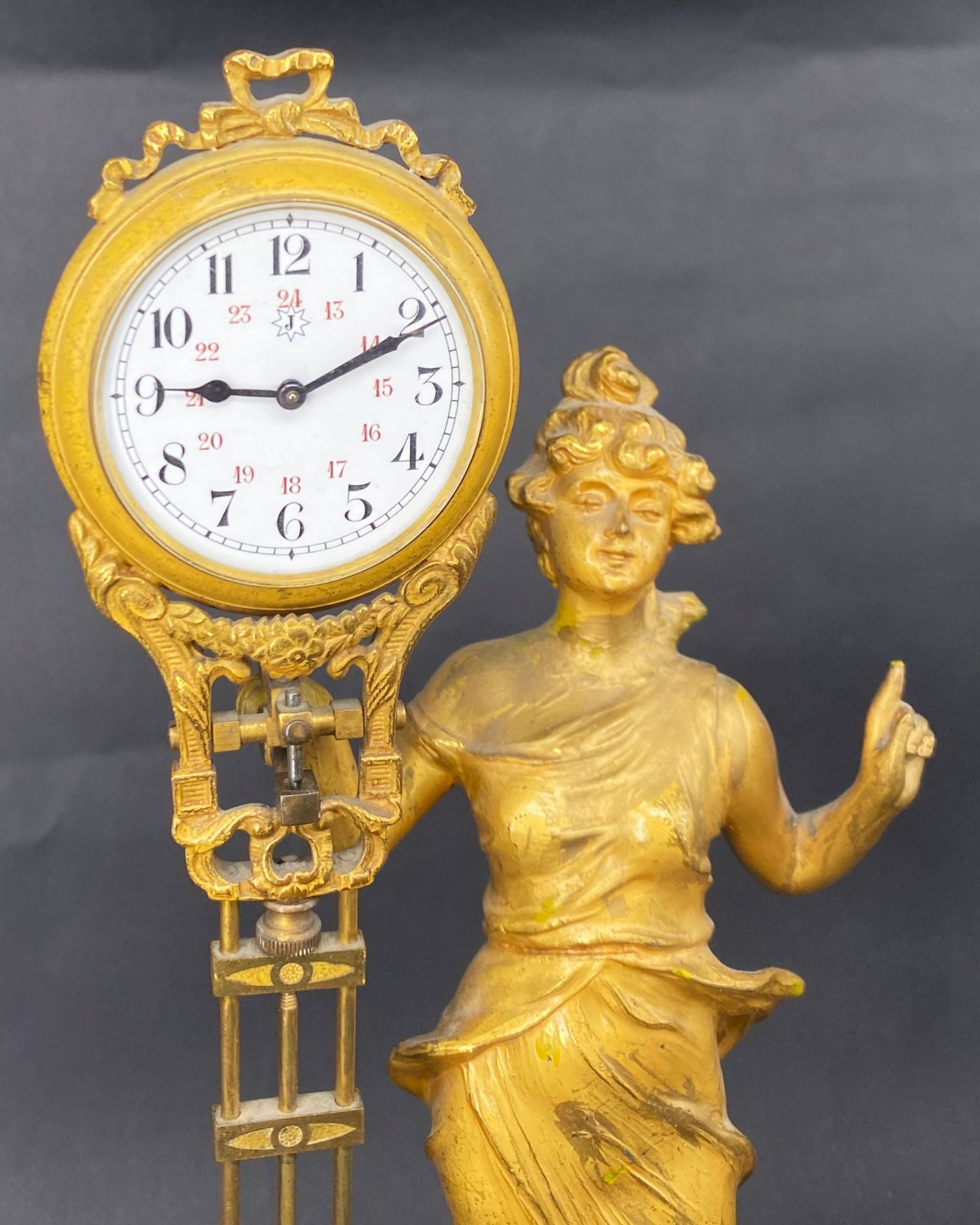 Figurenpendule, Freischwinger, Jugendstil, Uhr mit figürlicher Uhrenhalterung in Form einer - Bild 2 aus 5