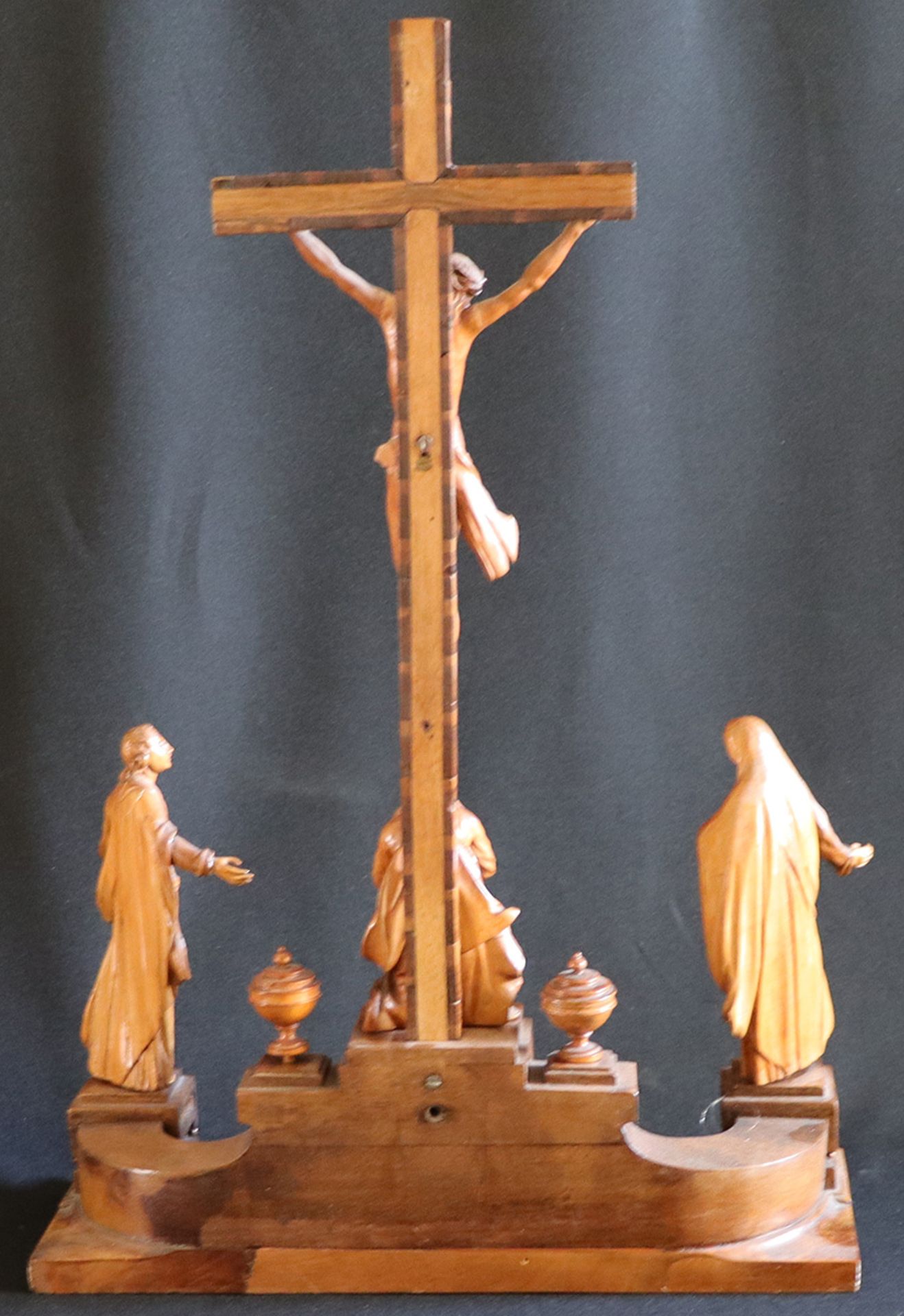 Hausaltar, Holz, um 1770. Auf getrepptem Sockel Maria und Johannes der Evangelist unter dem Kreuz - Bild 2 aus 5