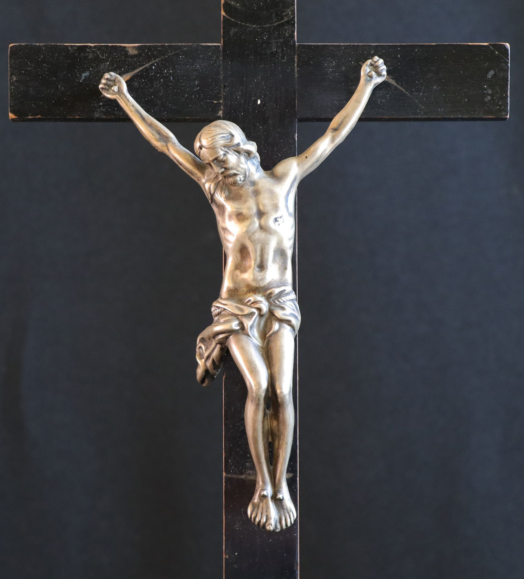 Konvolut Kruzifixus, INRI: 1 x Standkreuz mit Corpus (Silber geprüft), 19. Jh., Holz mit - Image 2 of 6