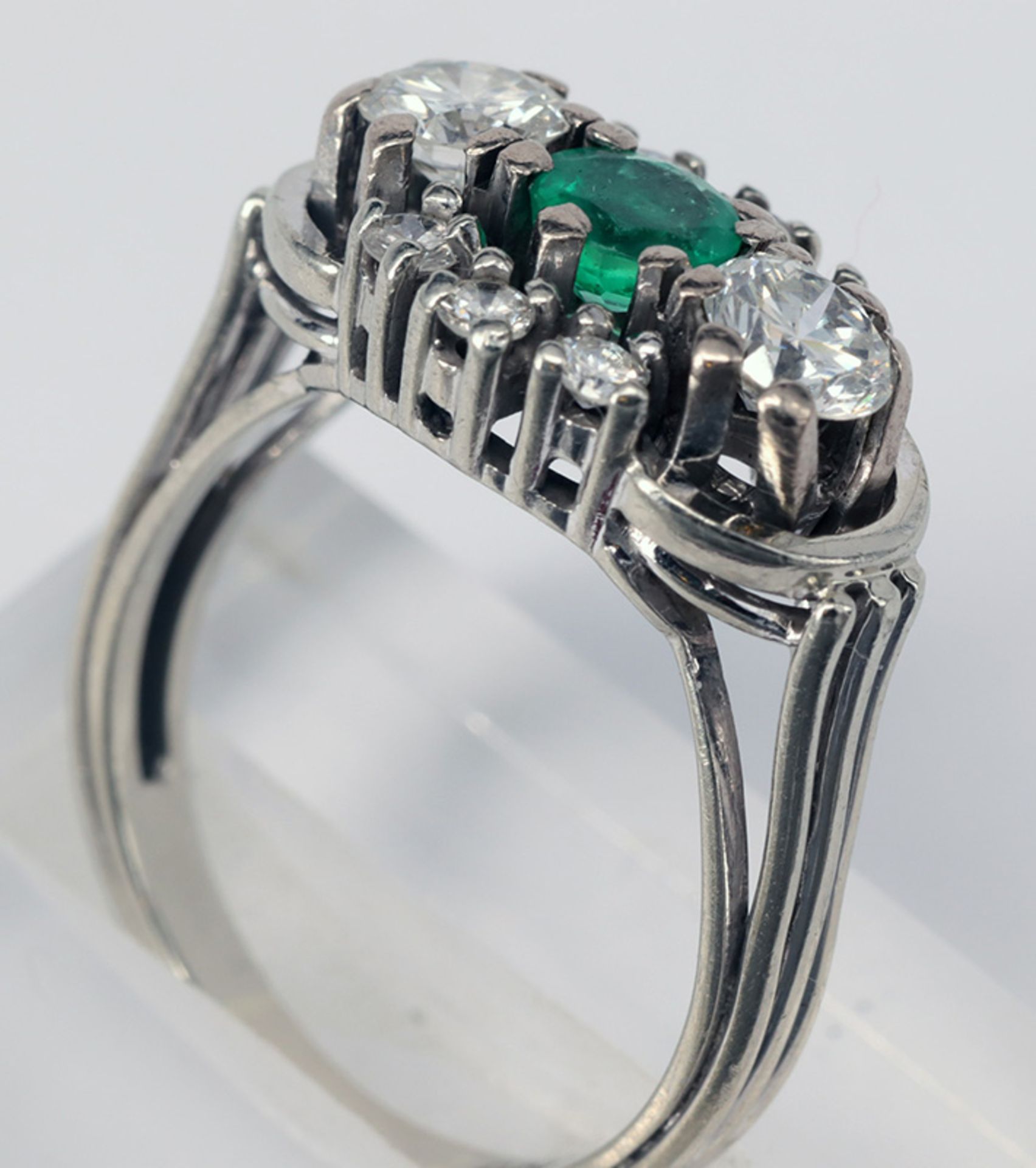 Ring, 750er WG, 6,41 g. Mit Smaragd, D ca. 5 mm, min.best. Zwei große Diamanten, à ca. 4 mm - Image 2 of 4