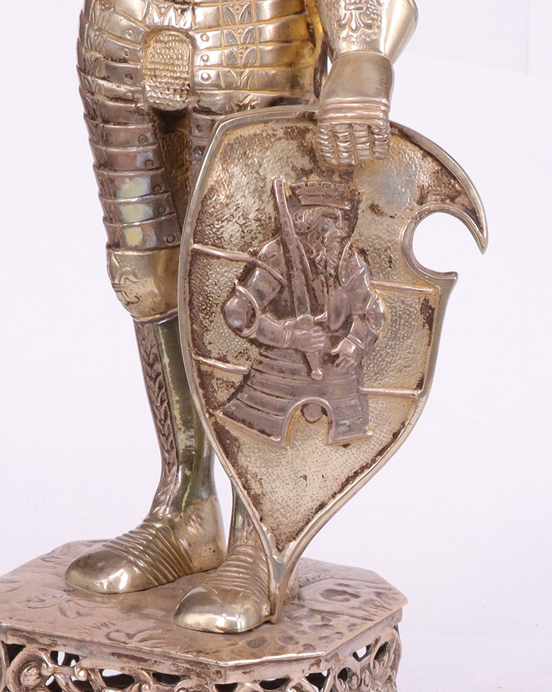Ritterfigur in 925er Silber, vollplastische Darstellung, historisierende fein ausgeführte Arbeit. - Image 2 of 6